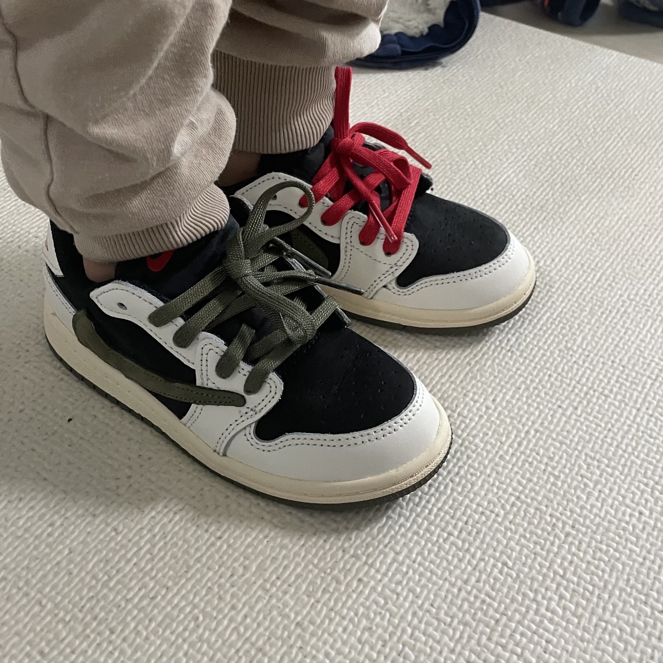 (TD) Jordan 1 x Travis Scott Retro Low OG SP Medium Olive 착용 스타일 - 1