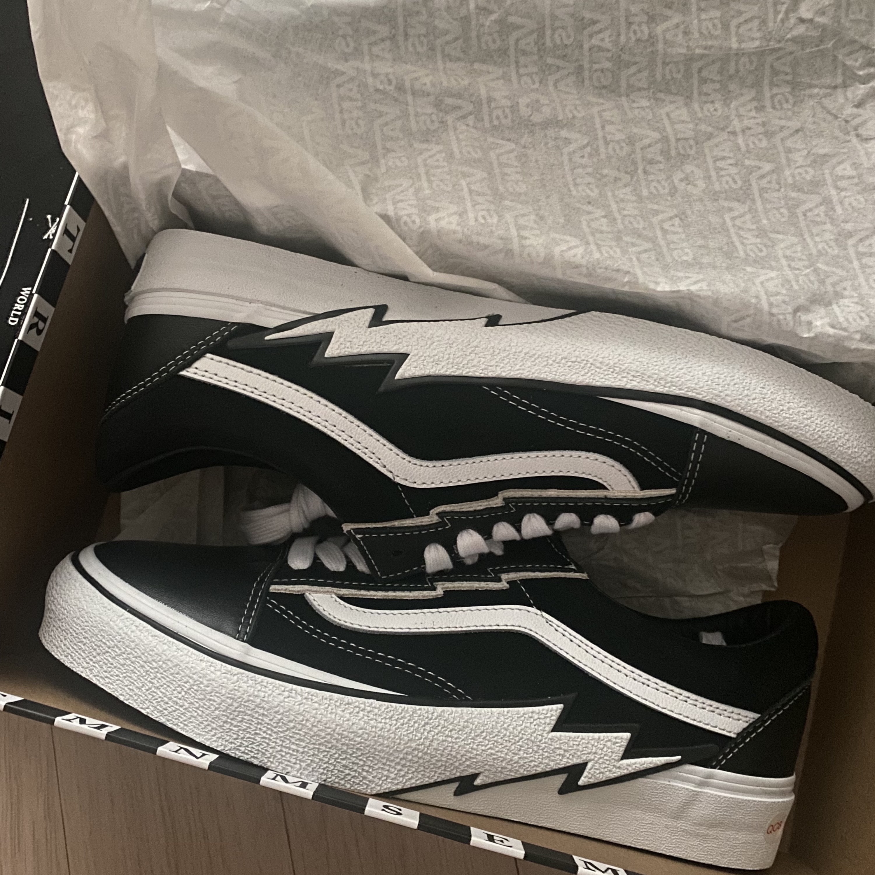 Vans Vault x Mastermind World Old Skool Bolt Black 착용 스타일