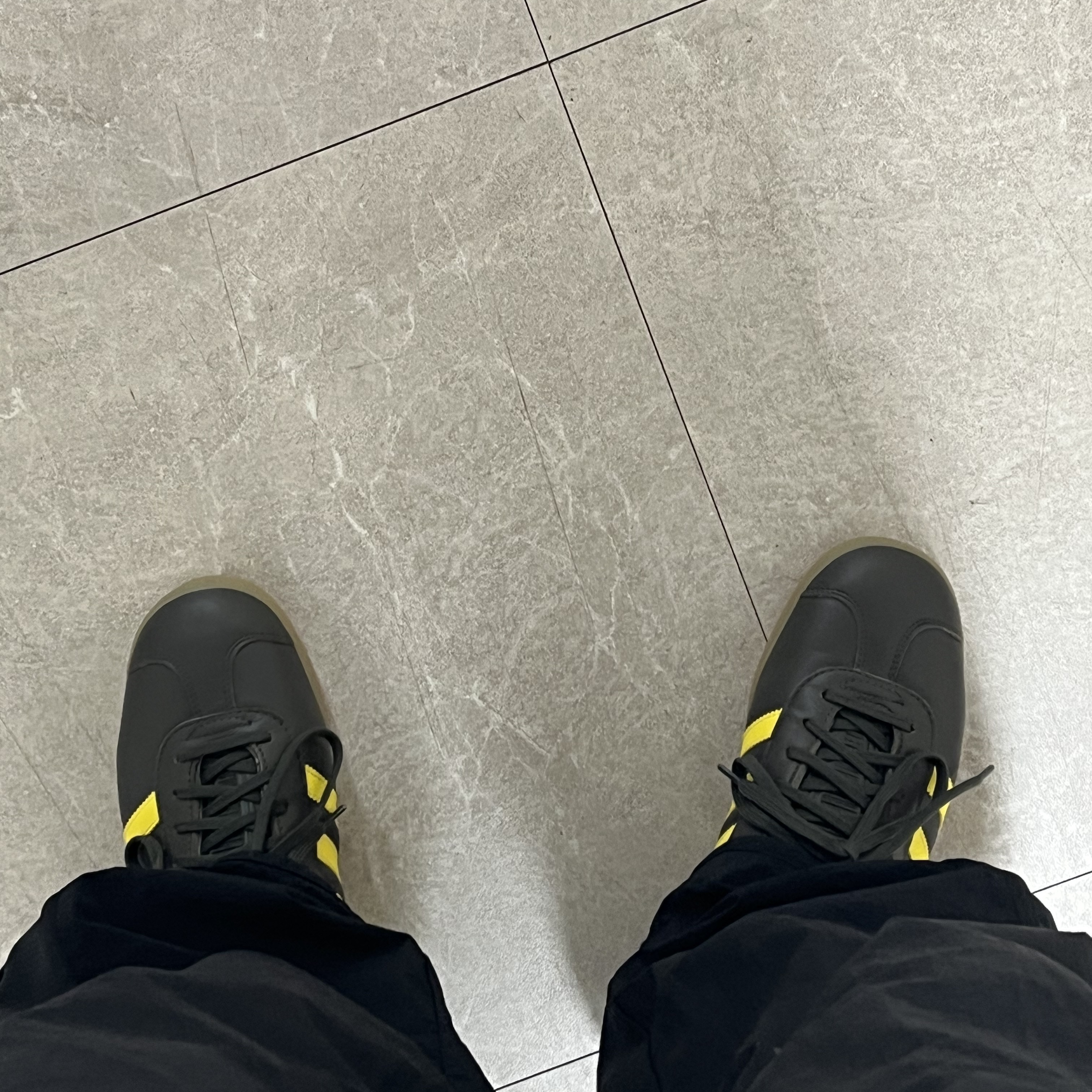 Adidas Gazelle Shadow Olive Impact Yellow 착용 스타일