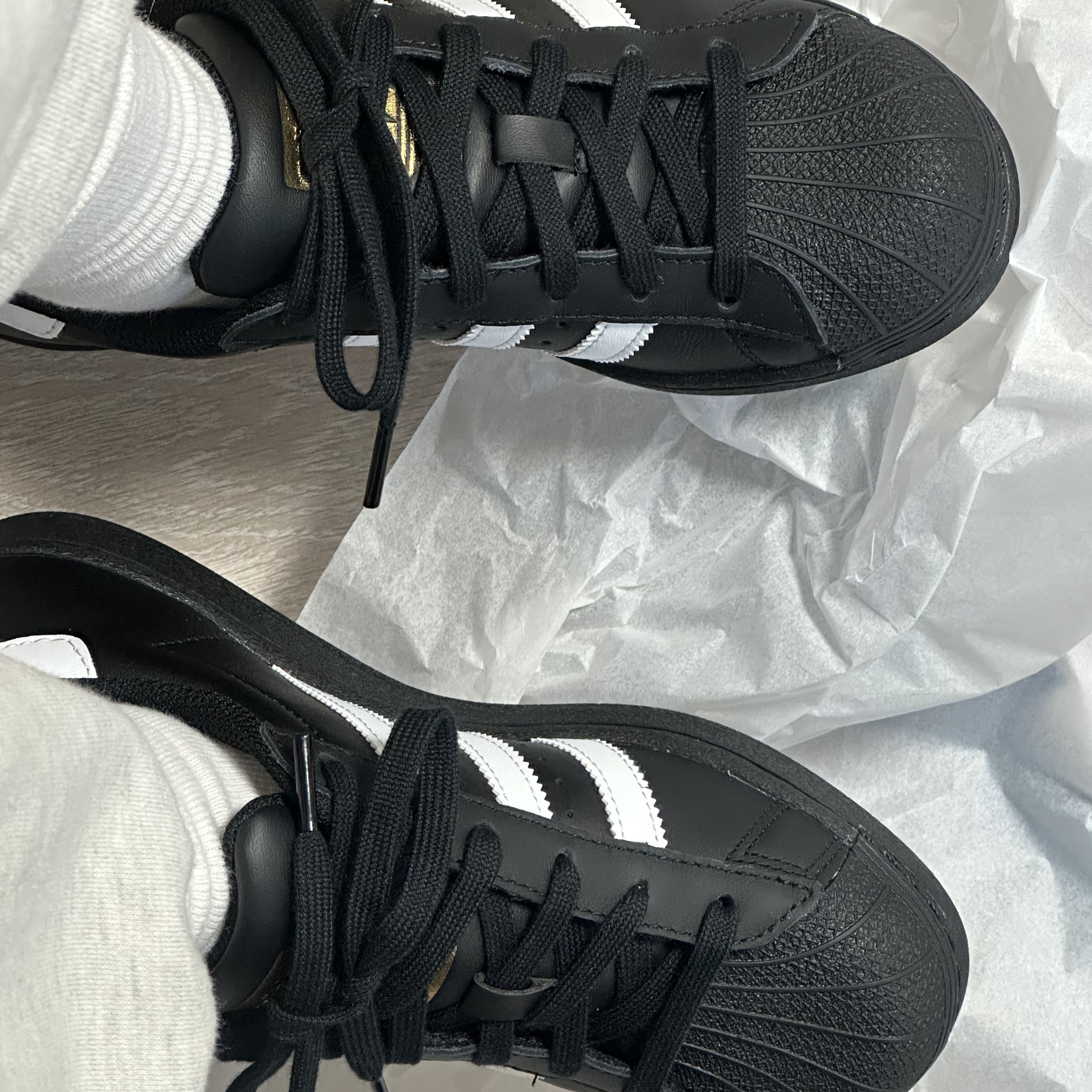 Adidas Superstar Core Black White 착용 스타일