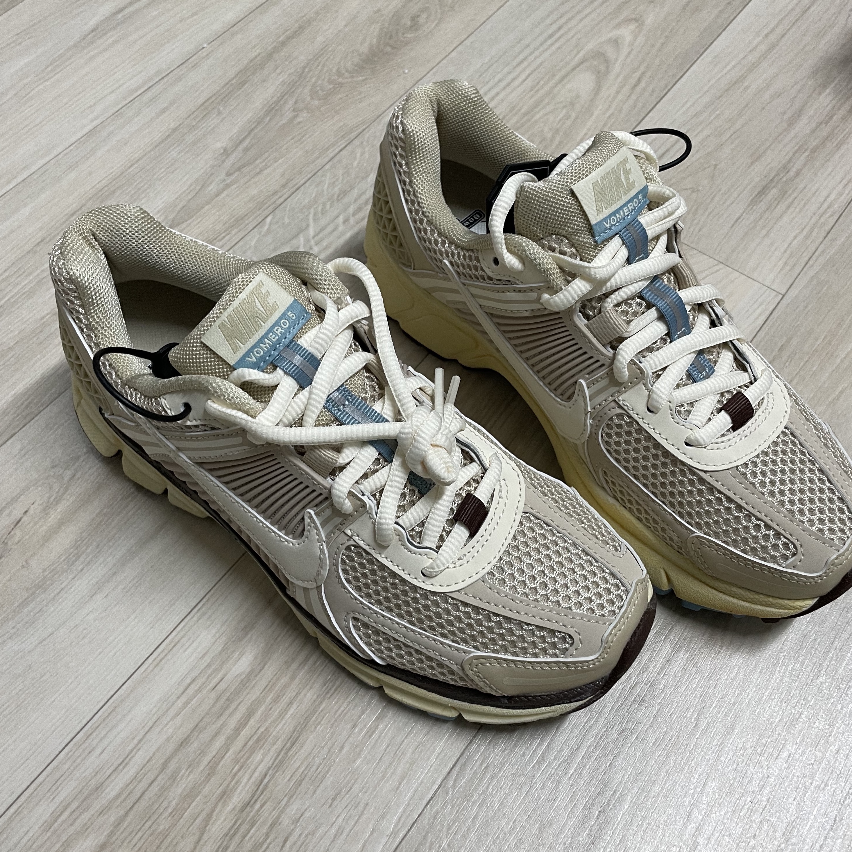 (W) Nike Zoom Vomero 5 Oatmeal 착용 스타일