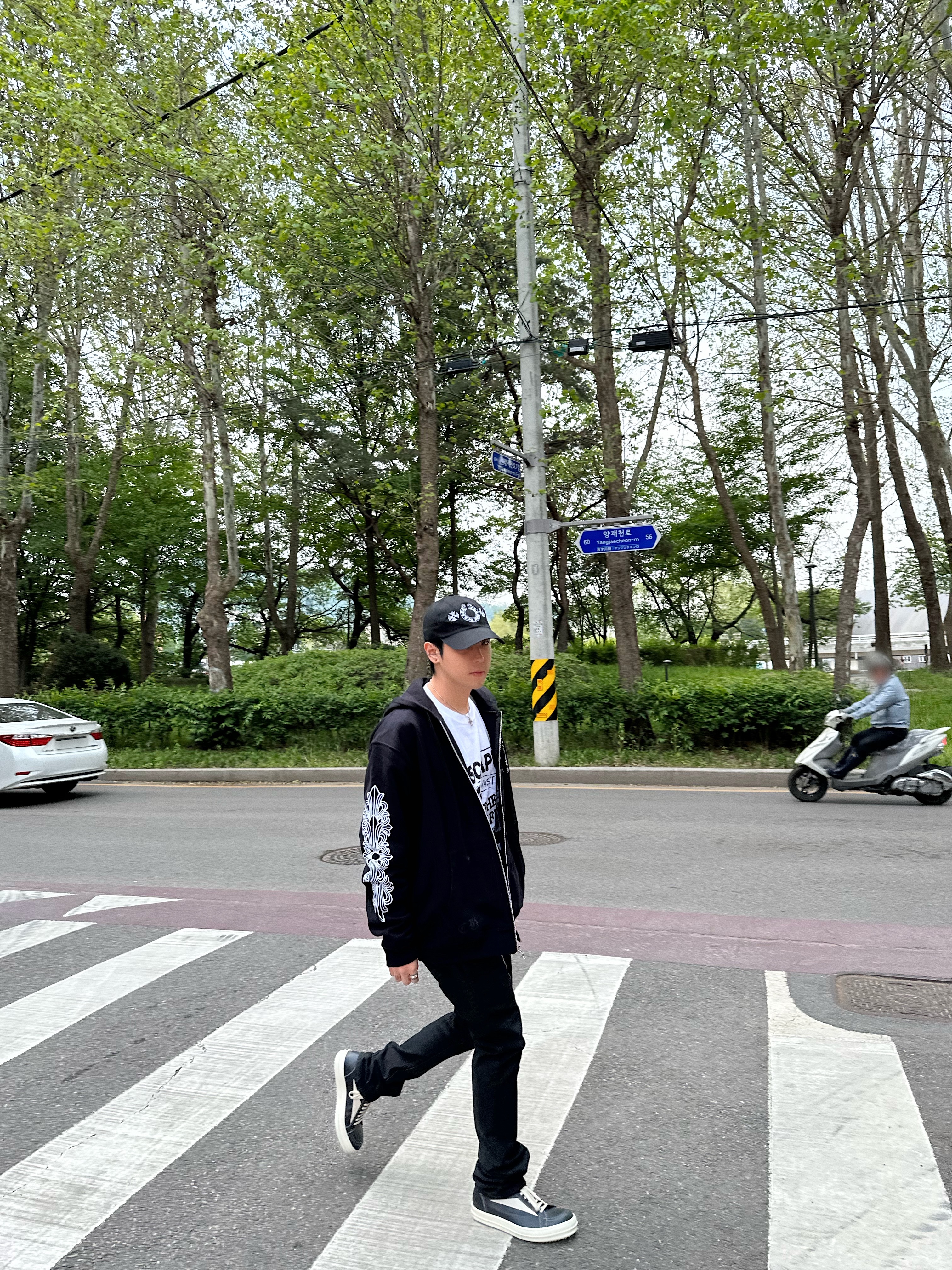 Rick Owens Vintage Sneakers Black, Chrome Hearts Horseshoe Floral Heavyweight Zip-Up Hoodie Black 착용 스타일 - 3