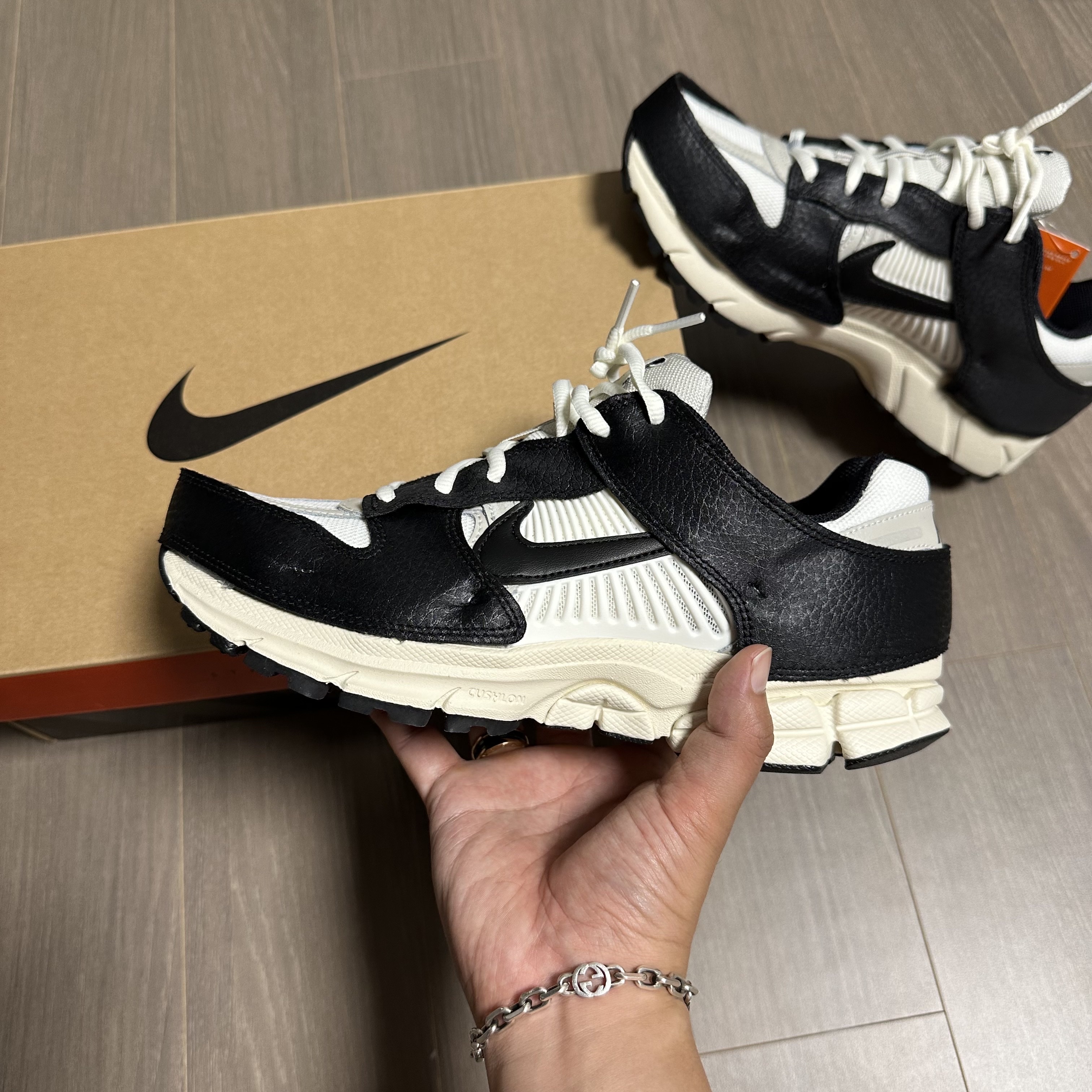 (W) Nike Zoom Vomero 5 Wolf Grey and Black 착용 스타일 - 1