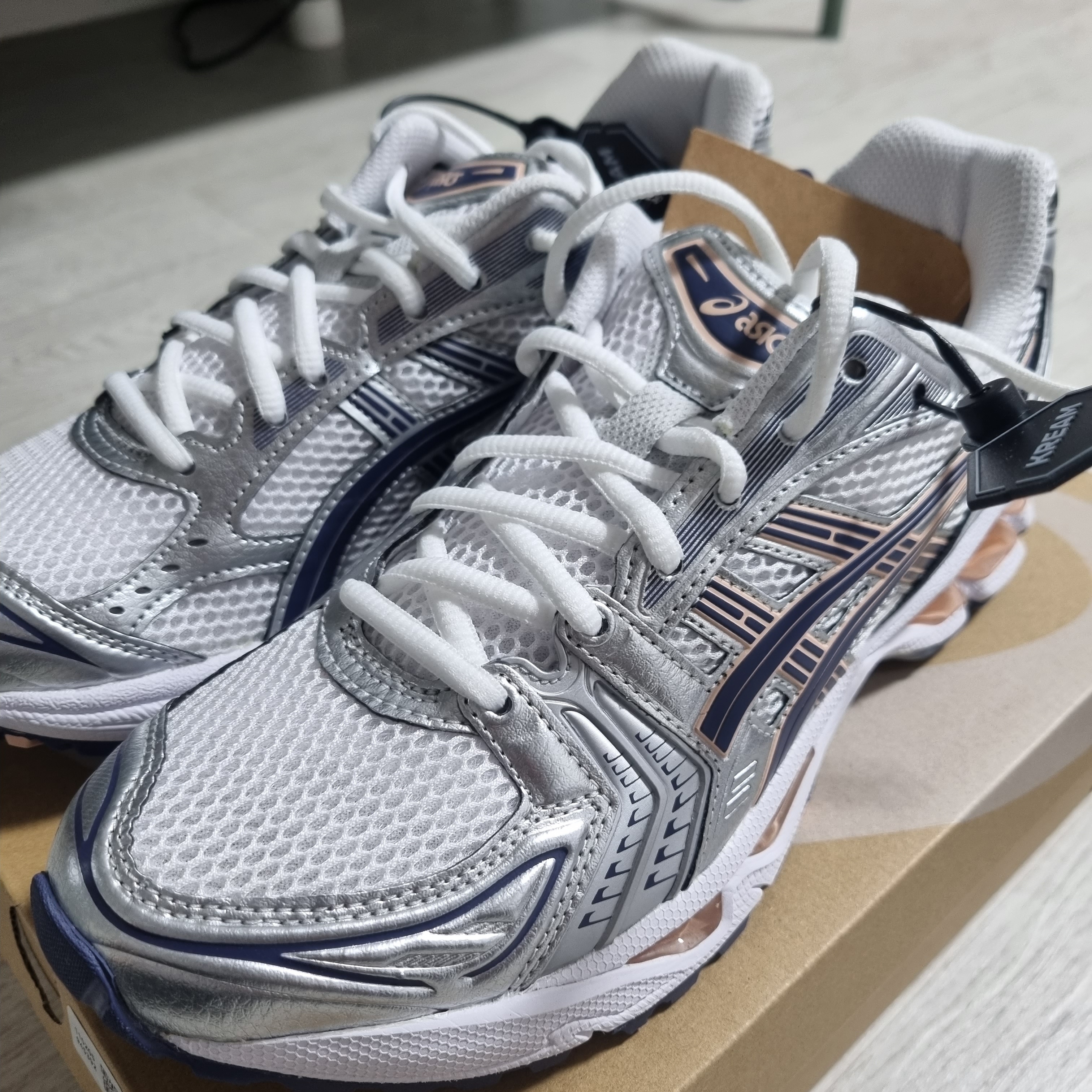(W) Asics Gel-Kayano 14 White Thunder Blue 착용 스타일