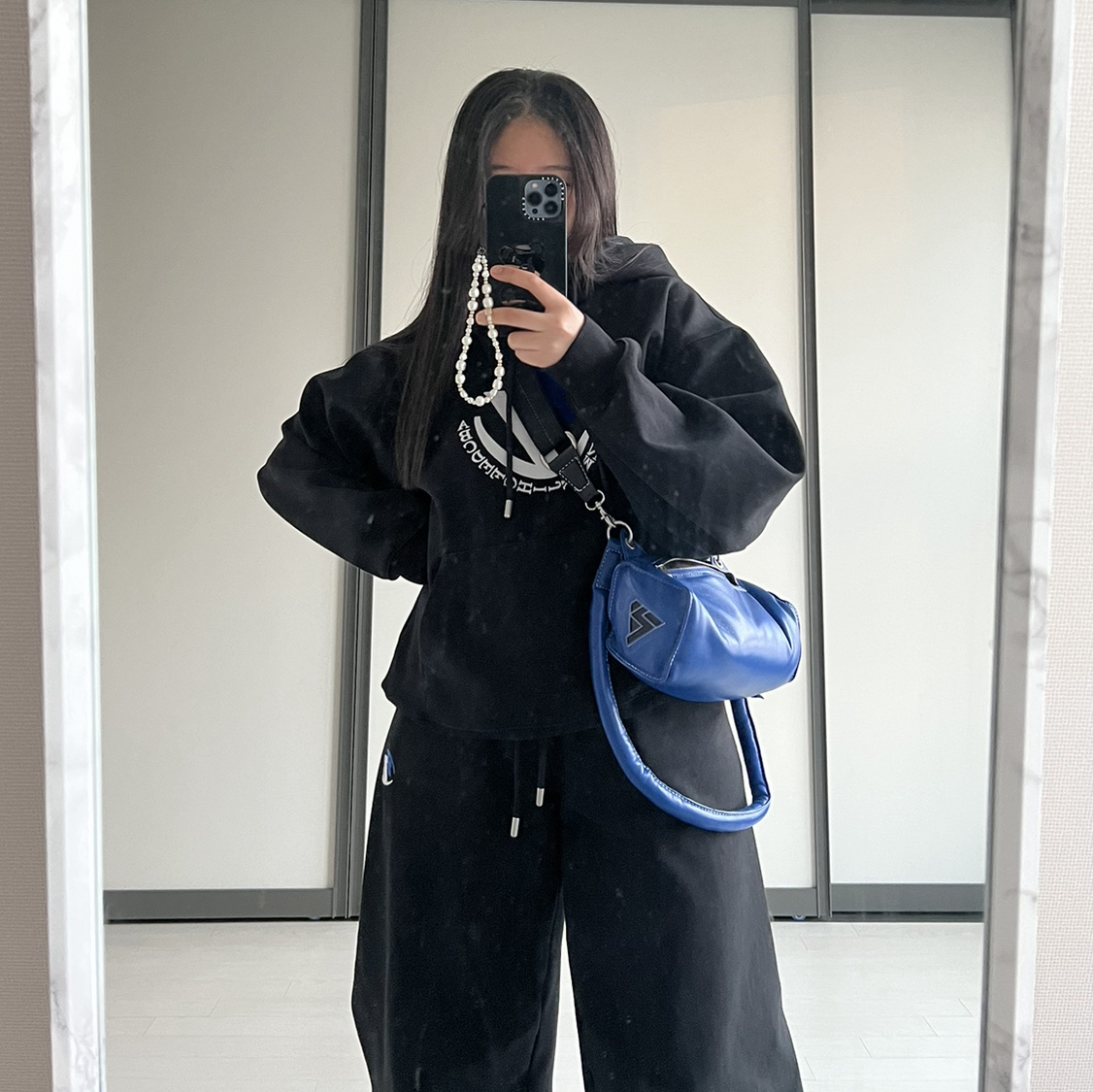 Ader Error x Zara Leather Shoulder Bag Blue, Zara x Ader Error Embroidery Hooded Sweatshirt Black 착용 스타일 - 2