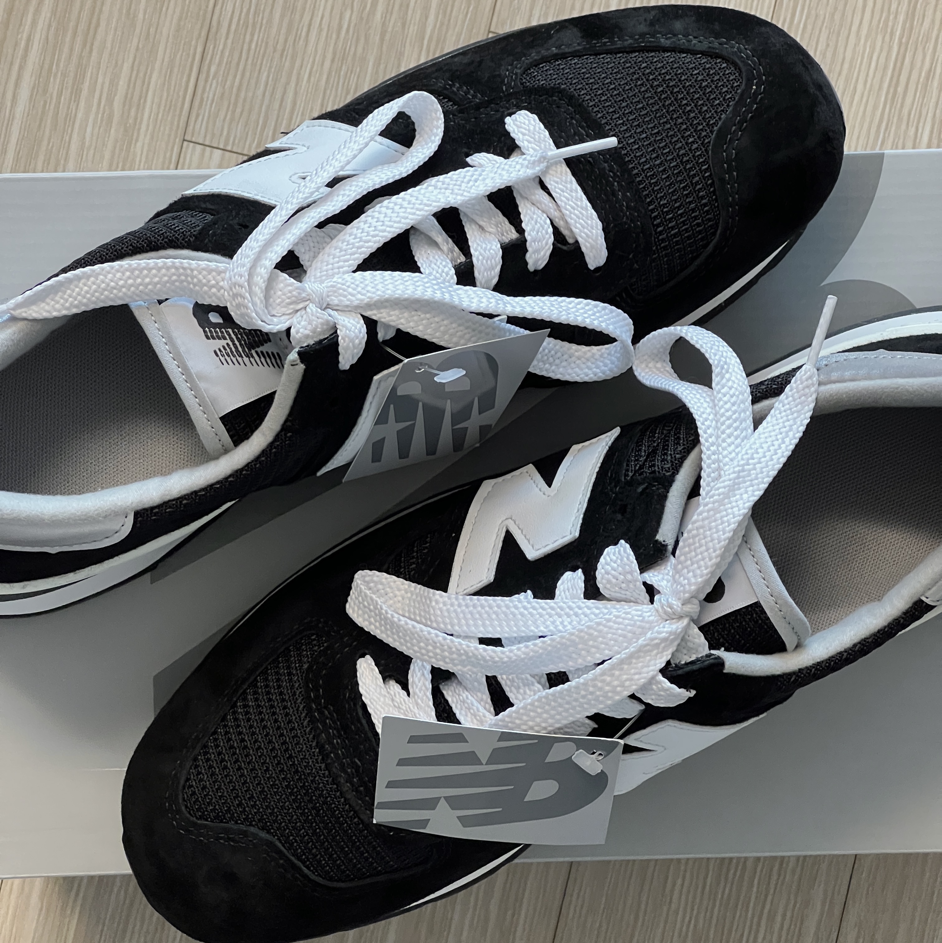 New Balance 990v1 Made in USA Black 착용 스타일 - 3