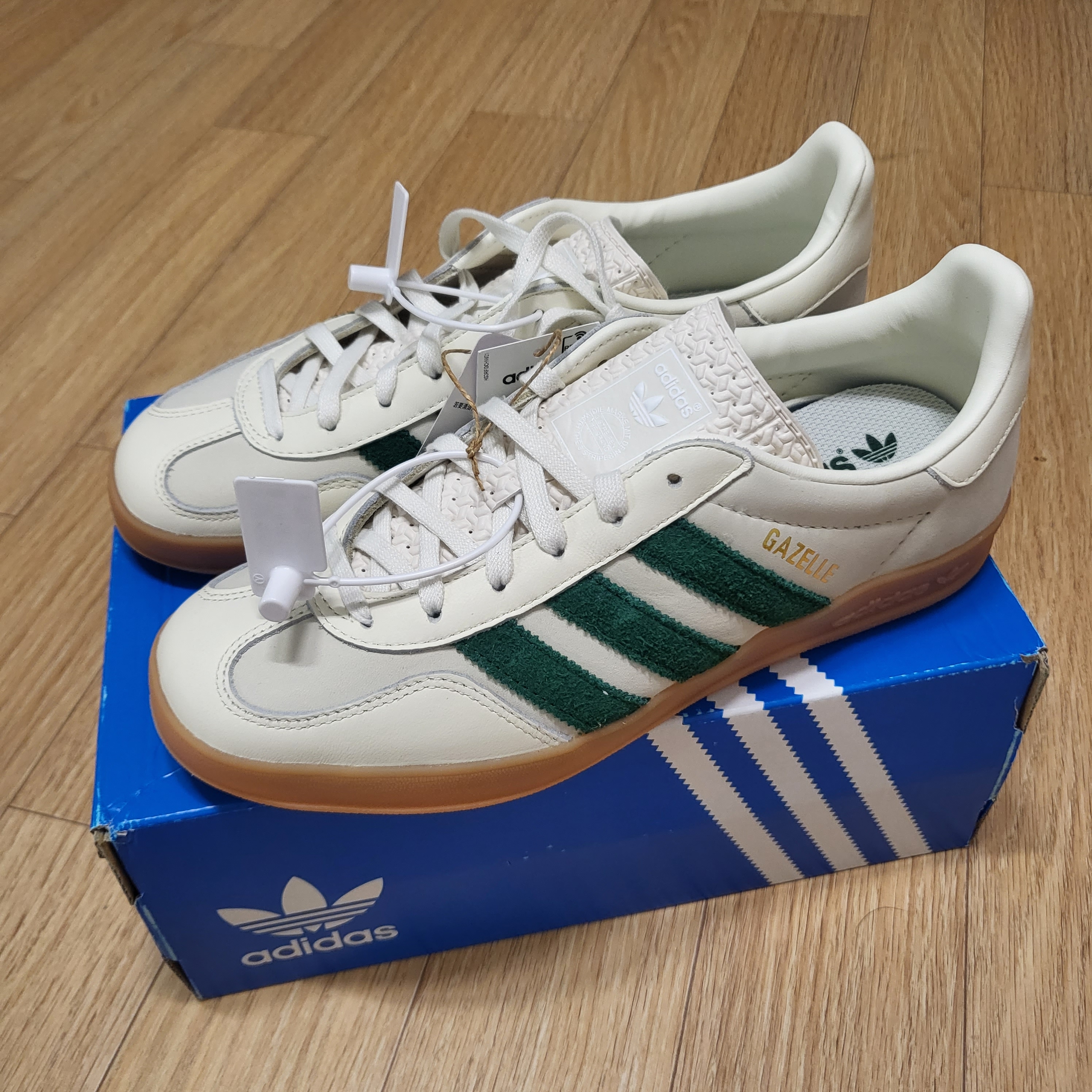 Adidas x Emmi Gazelle Indoor Off White Dark Green 착용 스타일 - 2