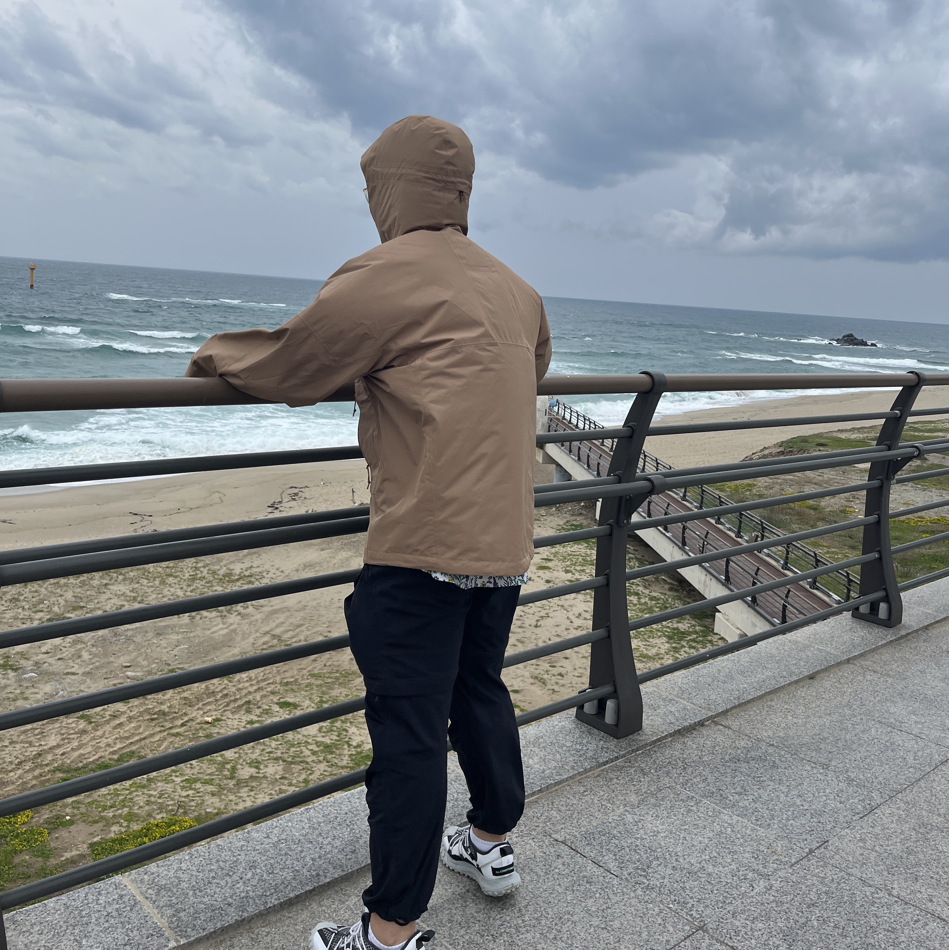 Nike ACG Storm-Fit ADV Cascade Rain Jacket Dark Driftwood - US/EU, Nike NRG ACG Storm-Fit Bucket Hat Black 착용 스타일 - 2