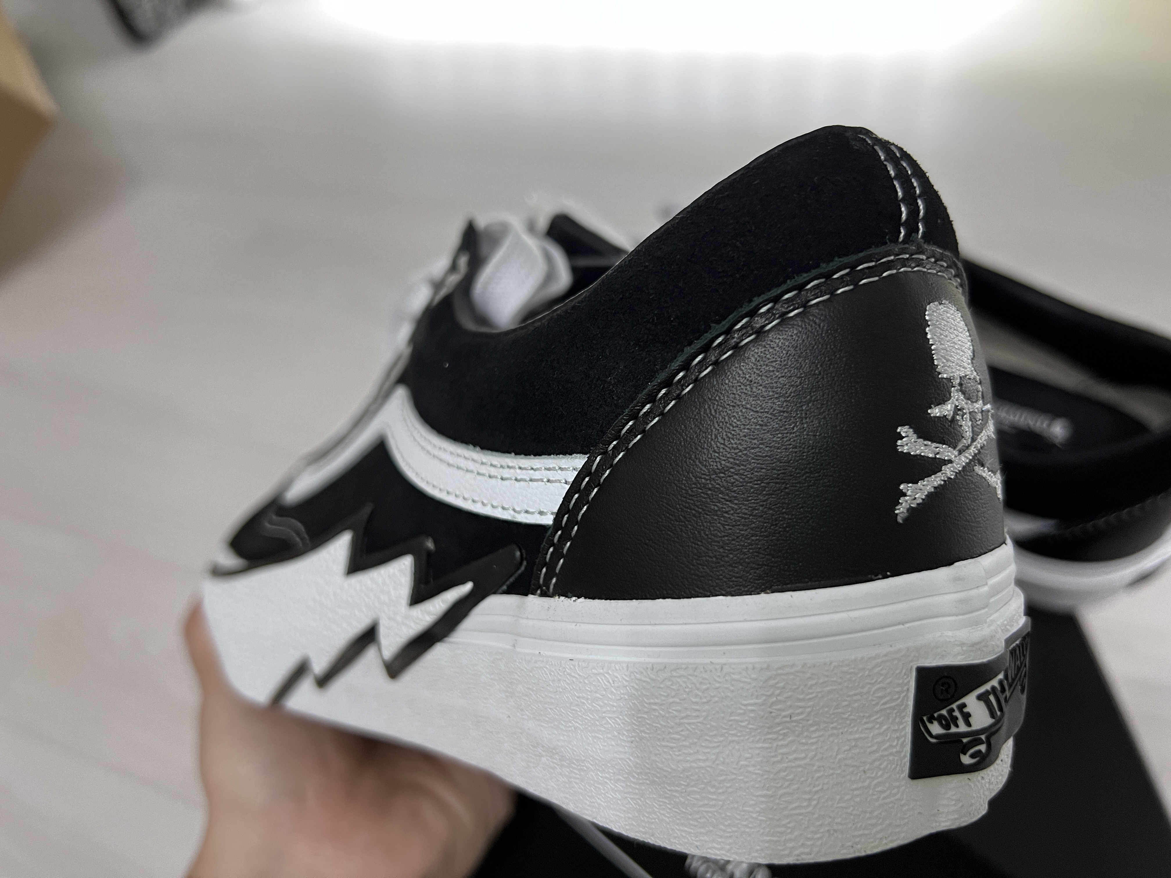 Vans Vault x Mastermind World Old Skool Bolt Black 착용 스타일 - 4
