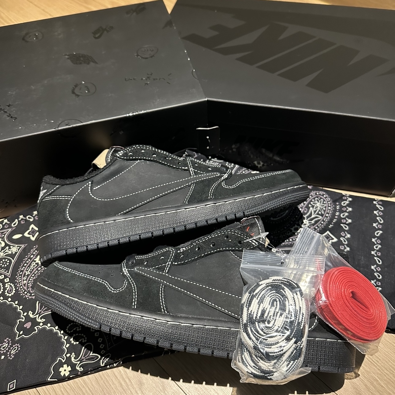 Jordan 1 x Travis Scott Retro Low OG SP Black Phantom 착용 스타일 - 4