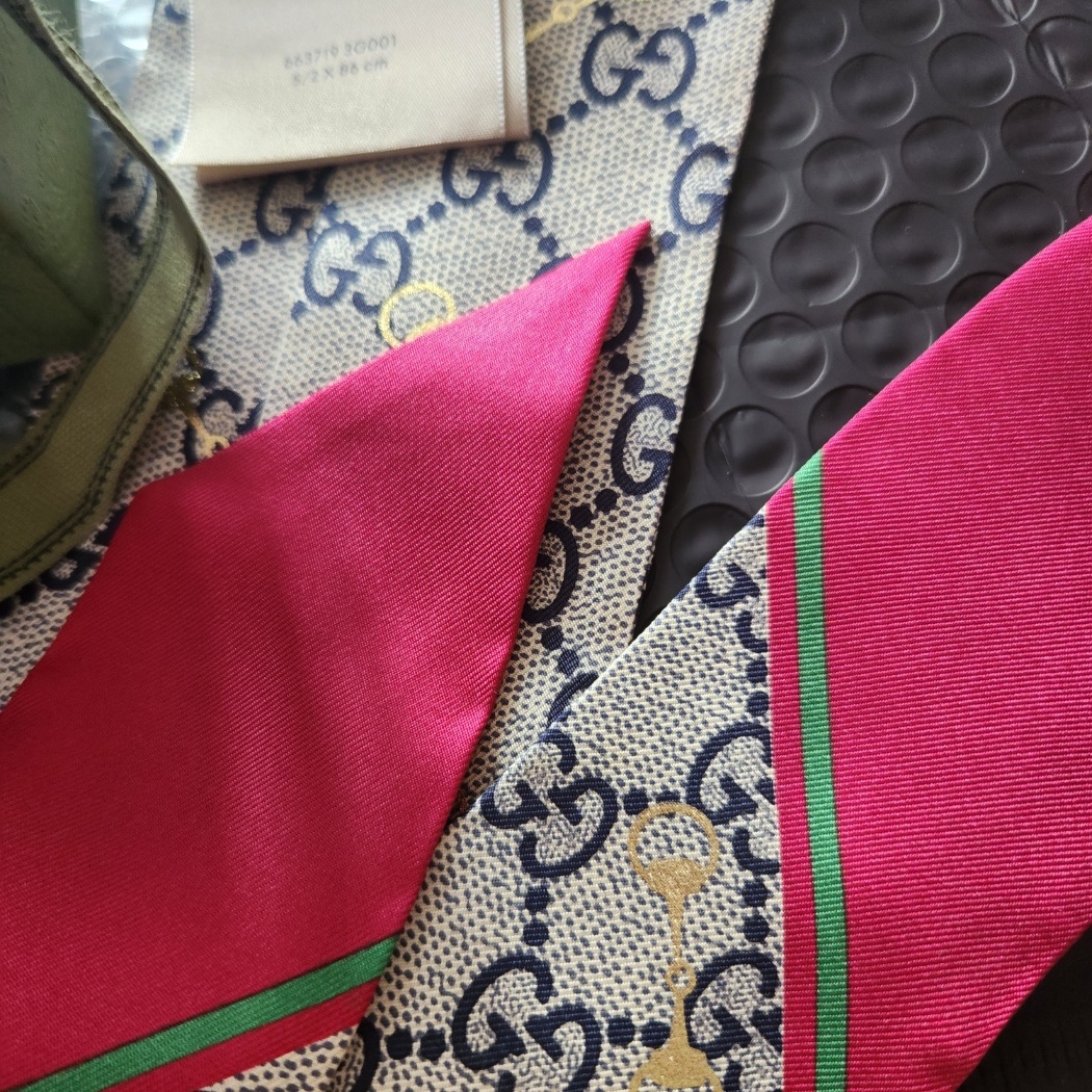 (W) Gucci GG Print Horsebits Silk Neck Bow Beige Blue 착용 스타일 - 1