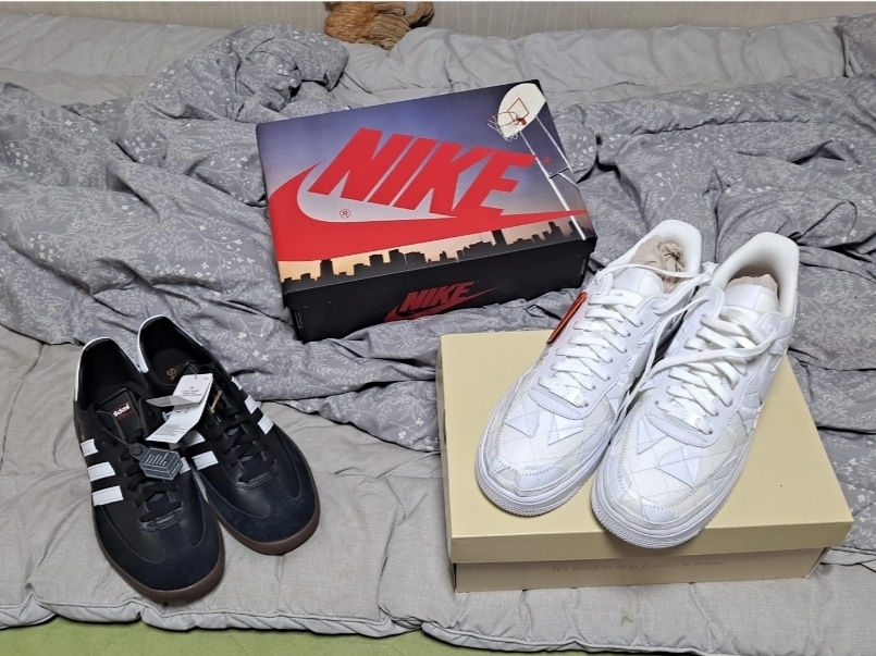 Nike x Billie Eilish Air Force 1 Low SP Triple White, Adidas Samba Leather Core Black 착용 스타일
