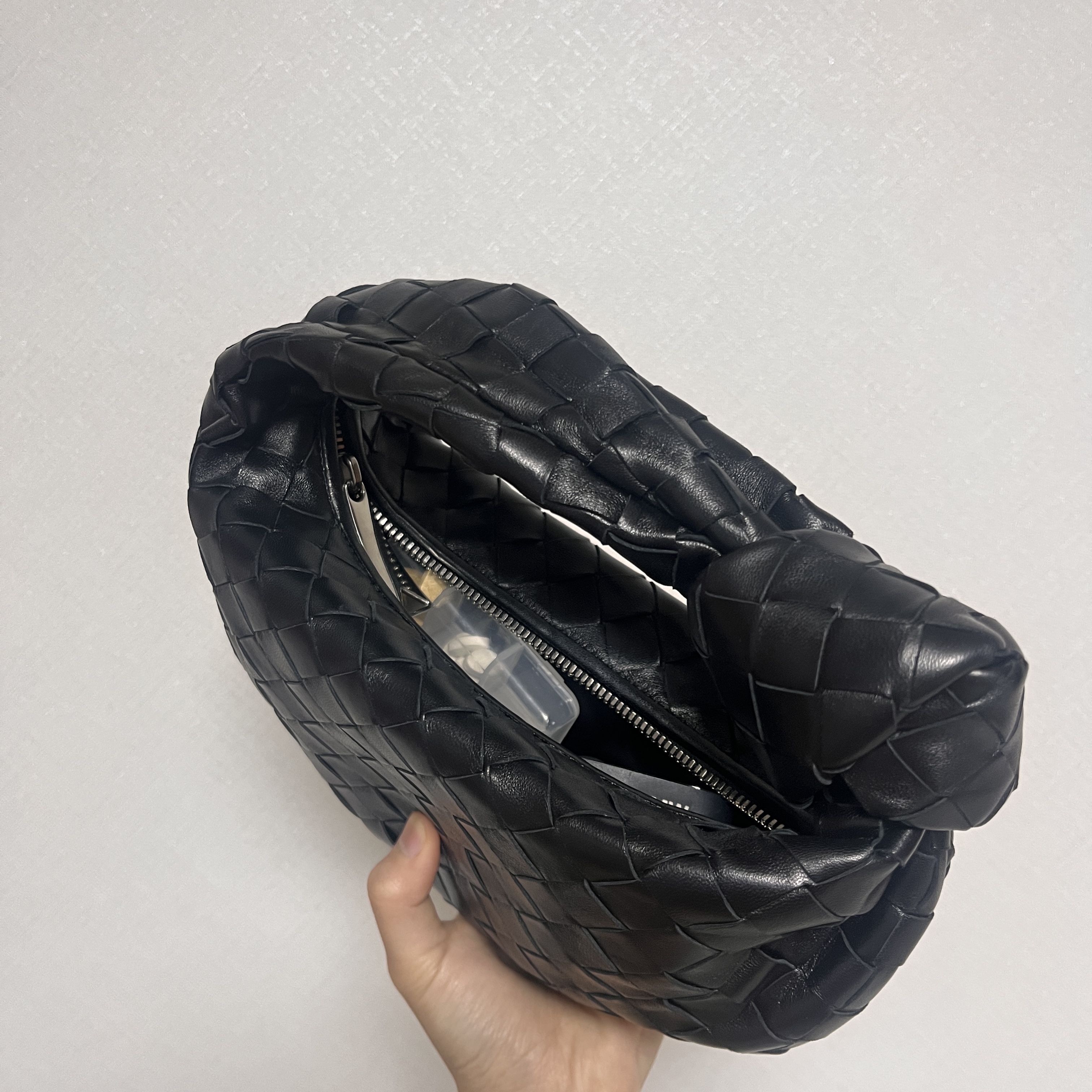 Bottega Veneta Mini Leather Jodie Black Silver 착용 스타일 - 2