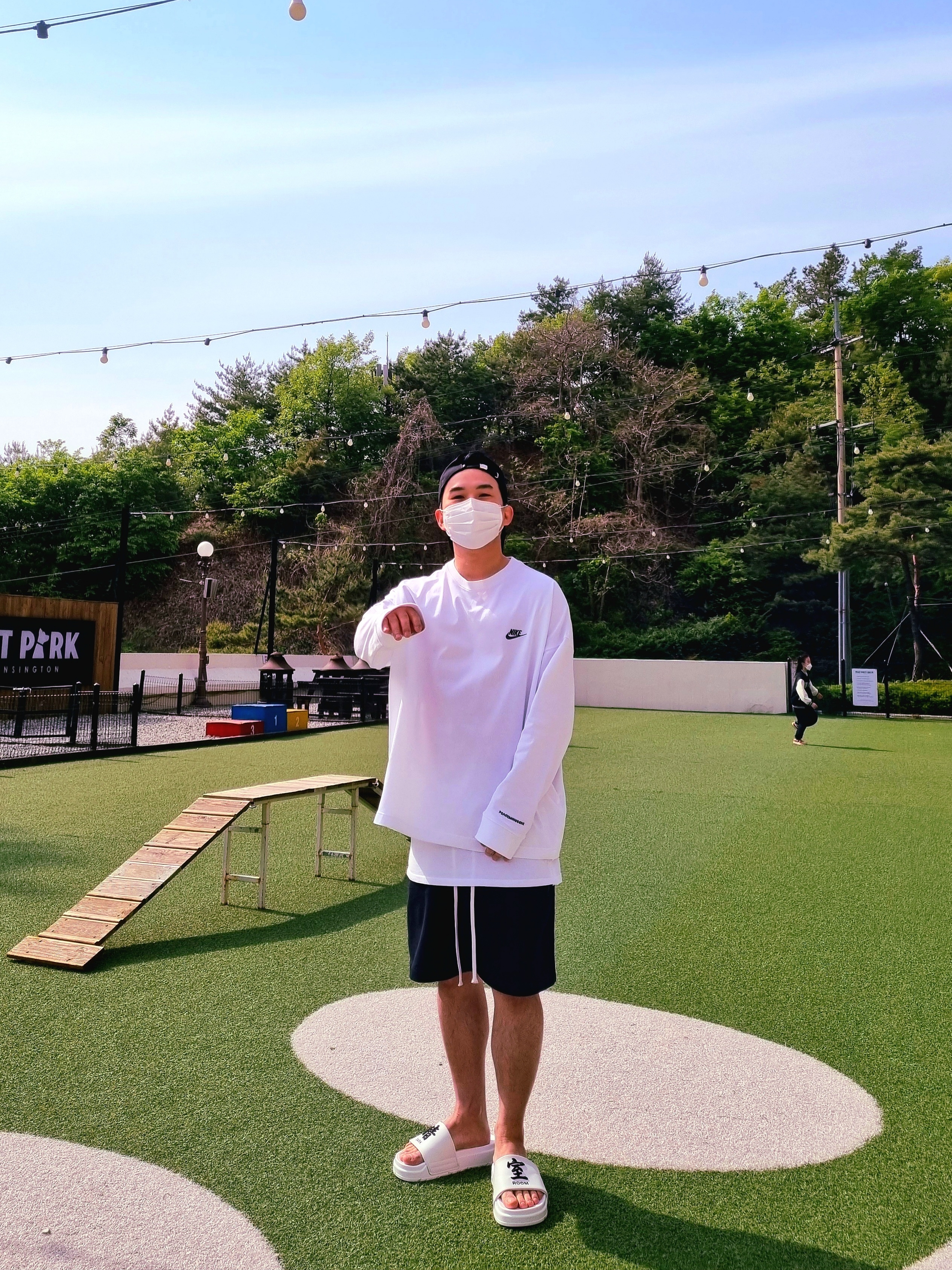 Nike x Peaceminusone LS T-Shirt White (DR0098-100), Darkr8m Studio Slides White 착용 스타일