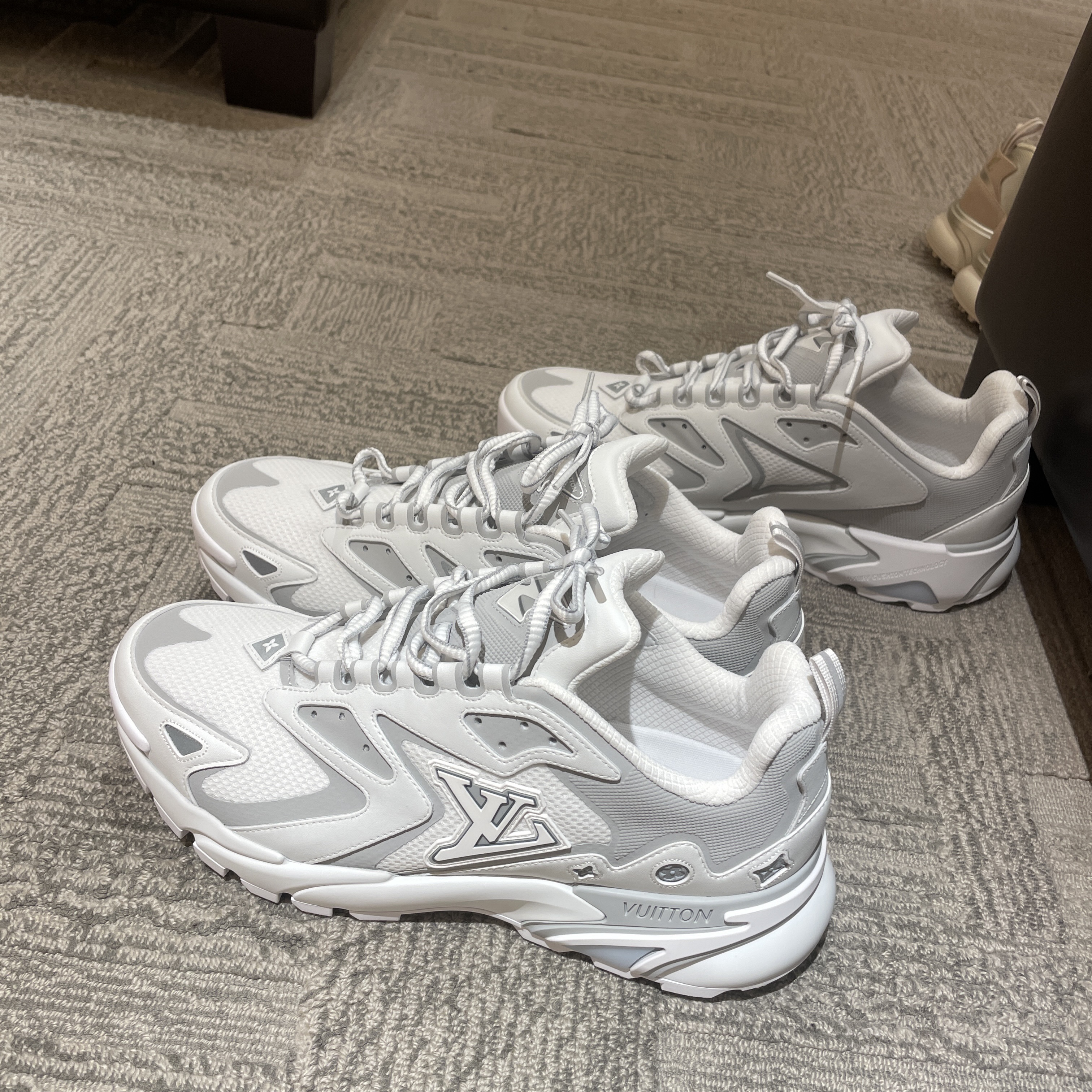 Louis Vuitton Runner Tatic Sneakers White 착용 스타일 - 3