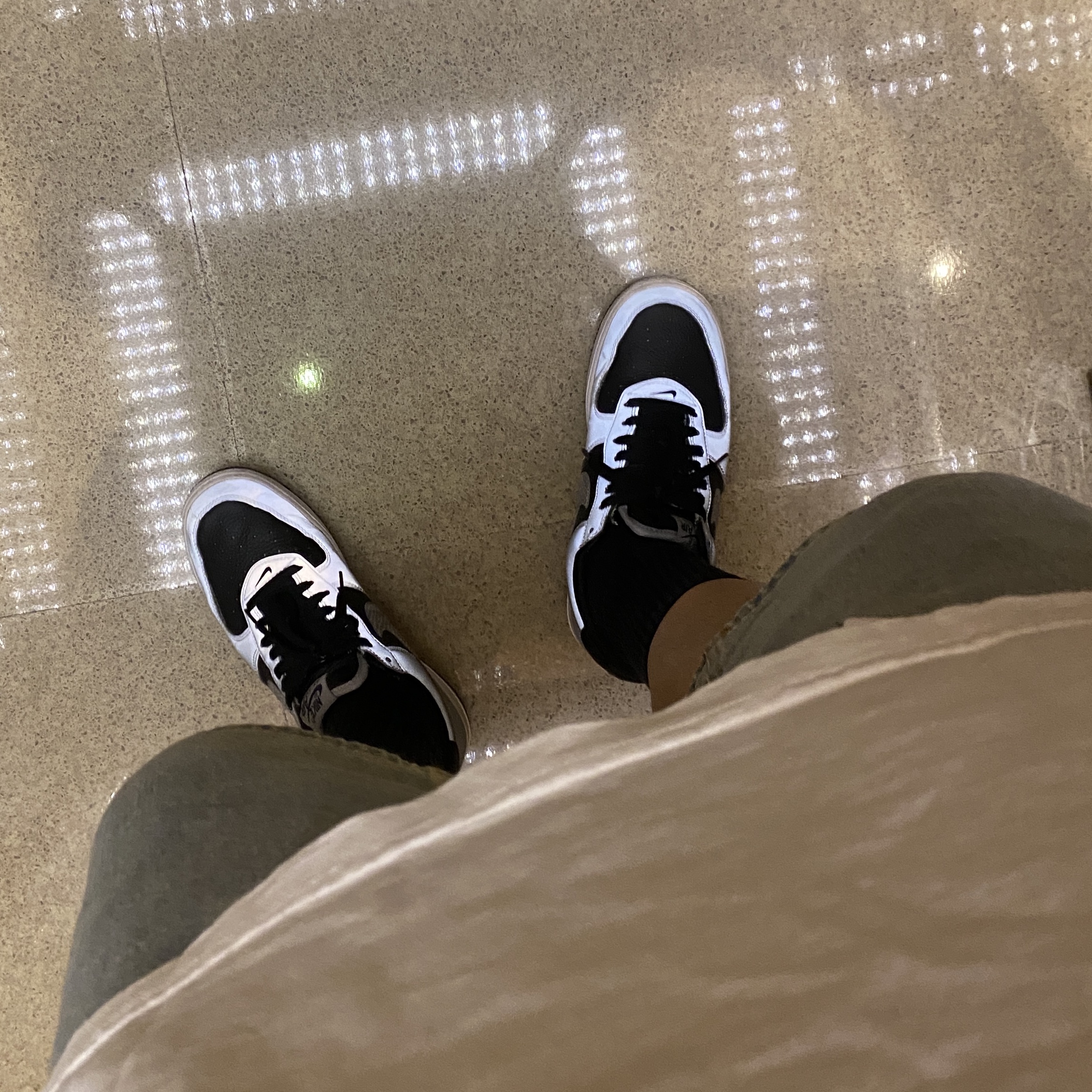 Nike Air Force 1 B Silver Snake 착용 스타일