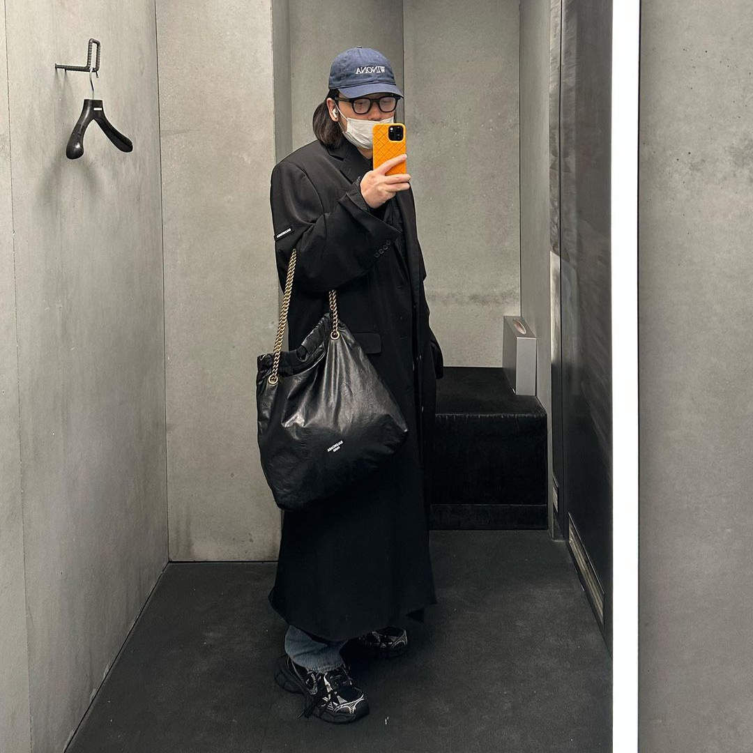 Balenciaga 3XL Sneakers Black White, Balenciaga Crush Medium Tote Bag Black 착용 스타일 - 2