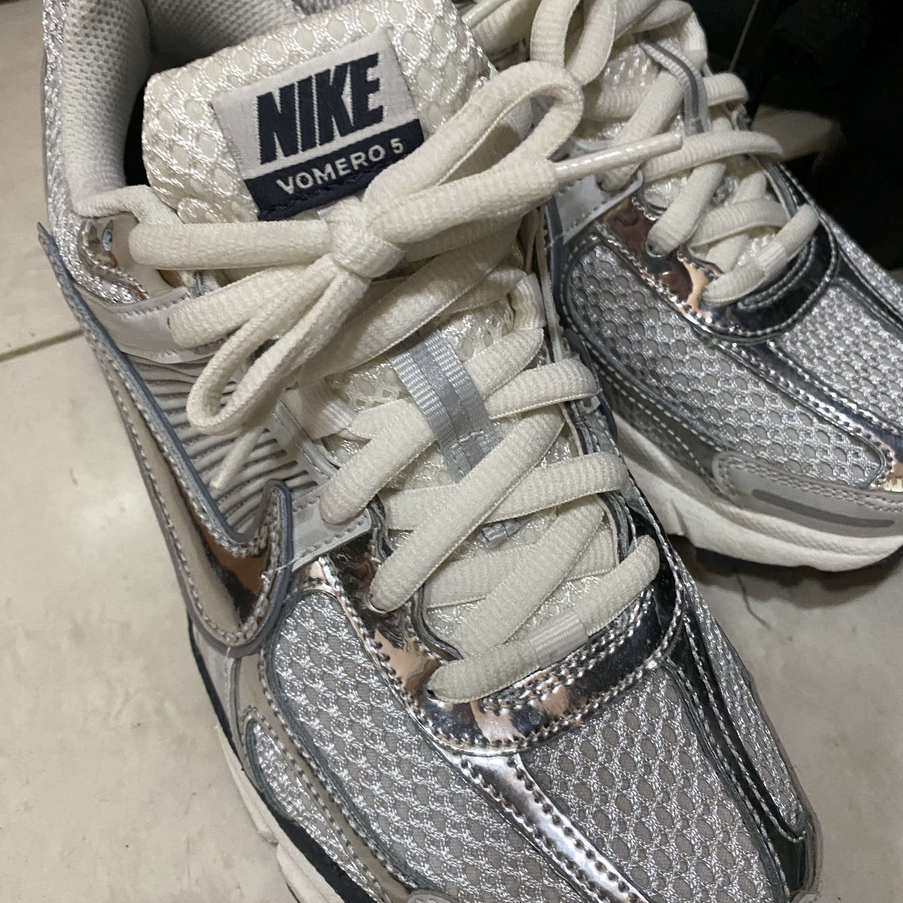 (W) Nike Zoom Vomero 5 Photon Dust and Metallic Silver 착용 스타일