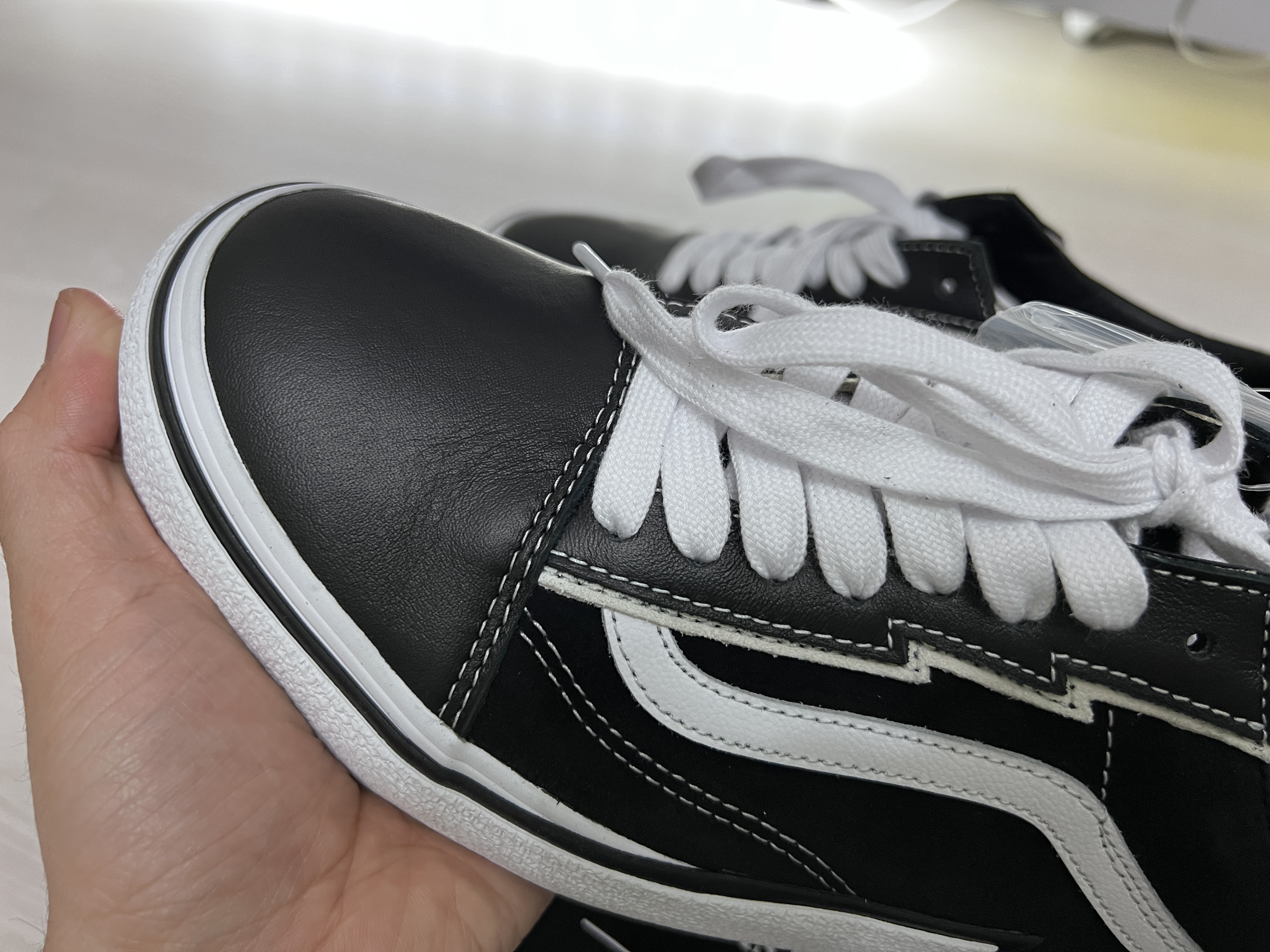 Vans Vault x Mastermind World Old Skool Bolt Black 착용 스타일 - 3