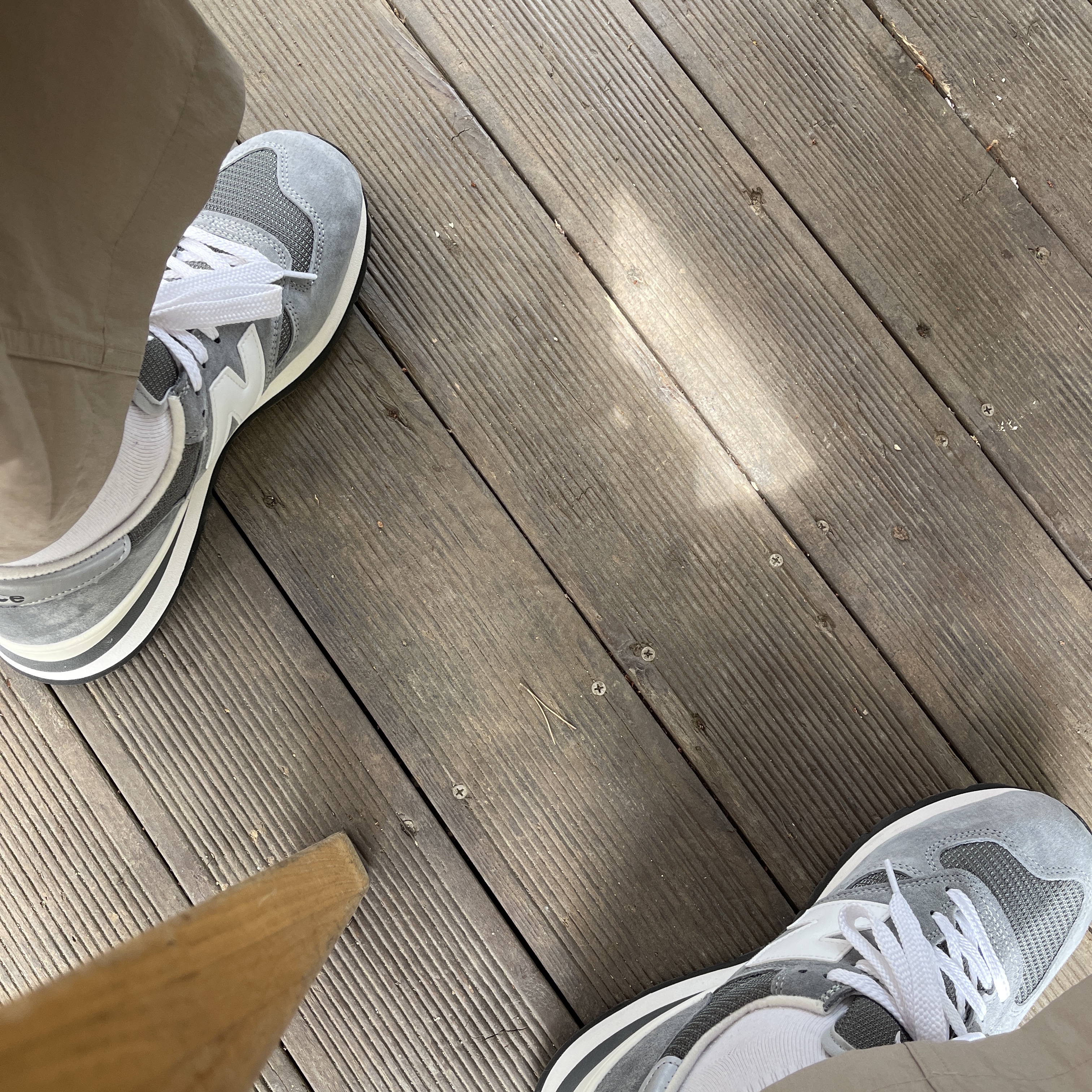 New Balance 990v1 Made in USA Grey White 착용 스타일 - 3