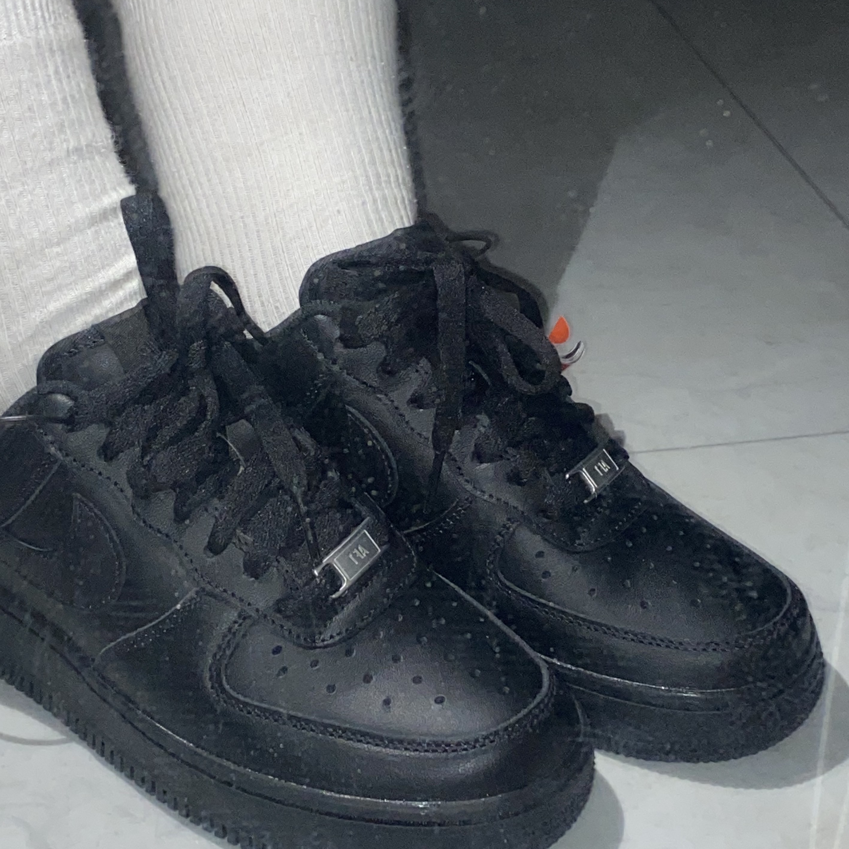 (W) Nike Air Force 1 '07 Low Triple Black 착용 스타일 - 1