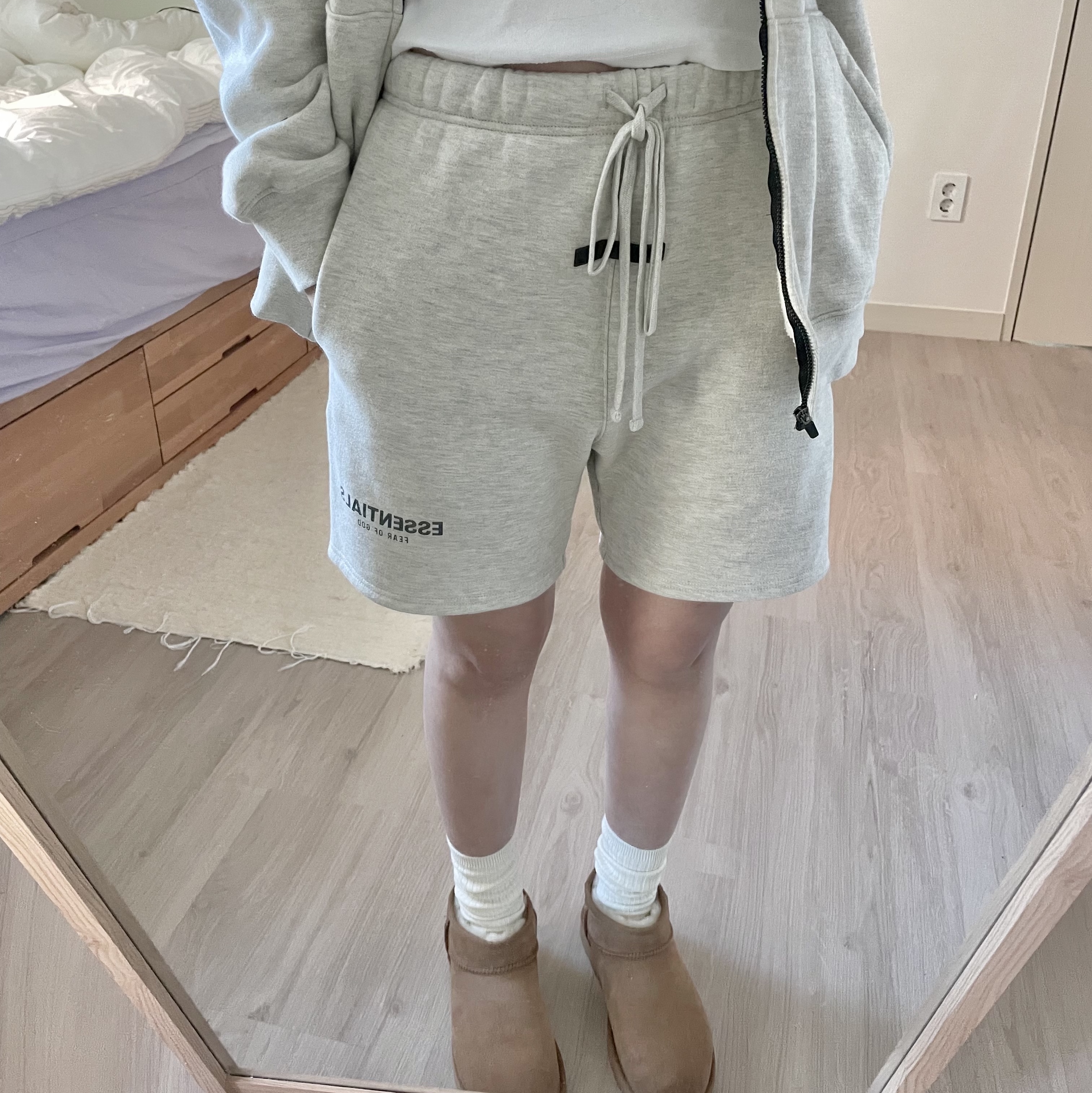 Essentials The Core Collection Sweatshorts Light Oatmeal, (W) UGG Classic Ultra Mini Boots Chestnut 착용 스타일