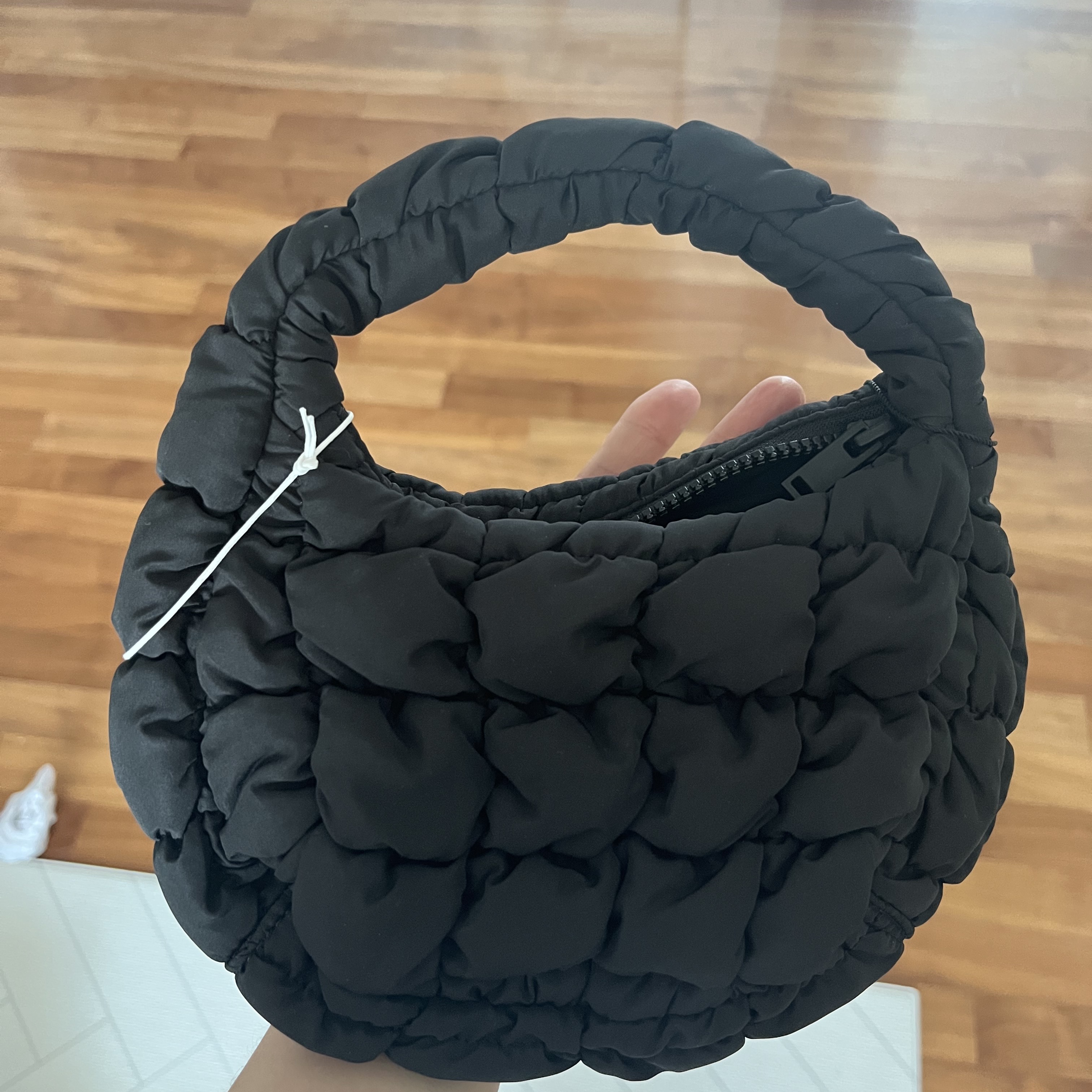 COS Quilted Micro Bag Black 착용 스타일 - 1