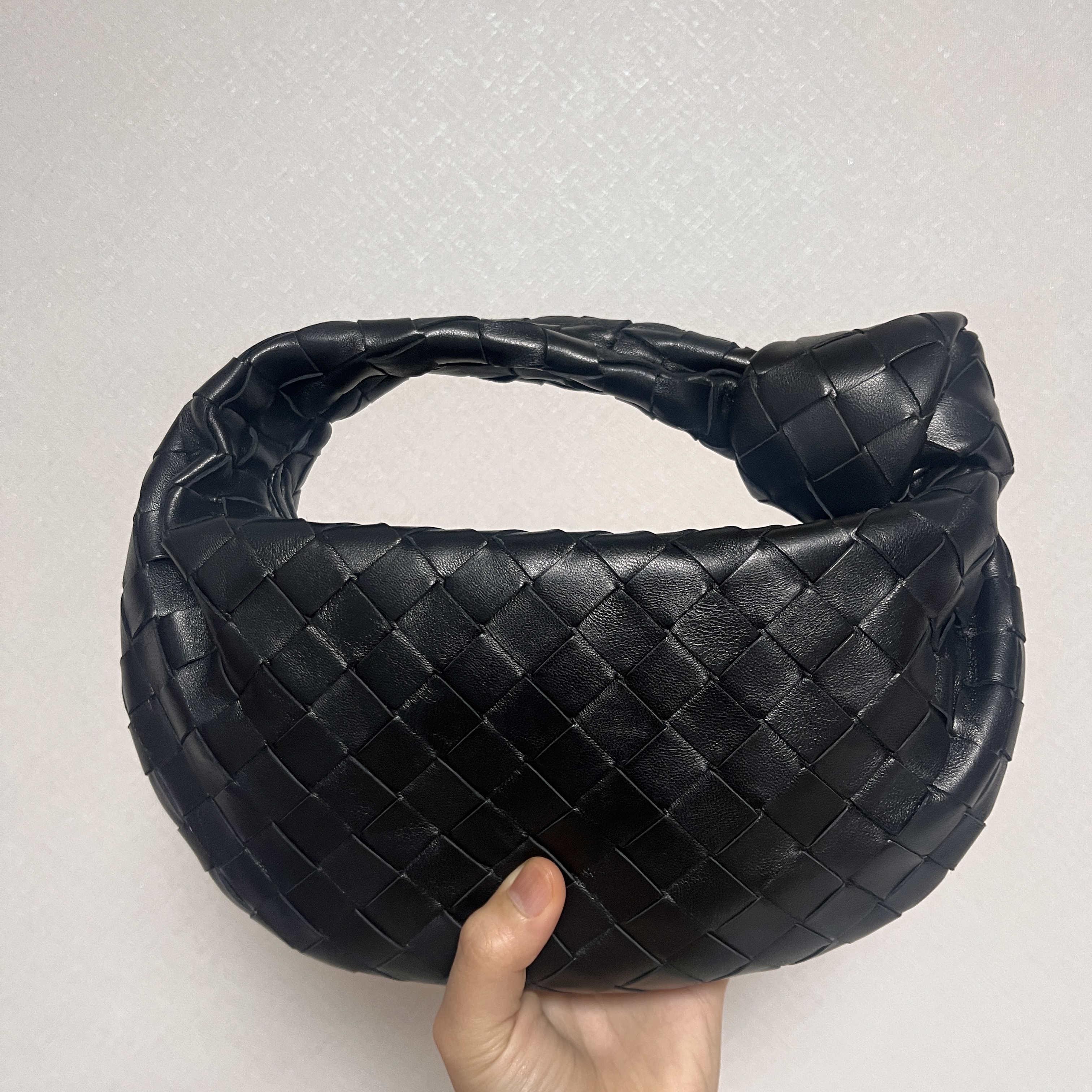 Bottega Veneta Mini Leather Jodie Black Silver 착용 스타일 - 1