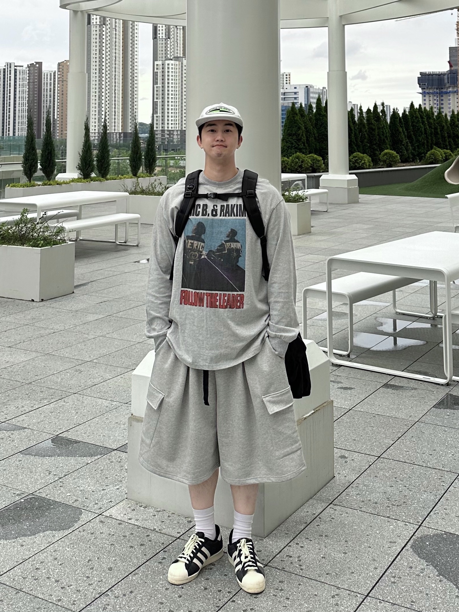 아디다스 슈퍼스타 82 블랙 화이트 착용 스타일 - 1