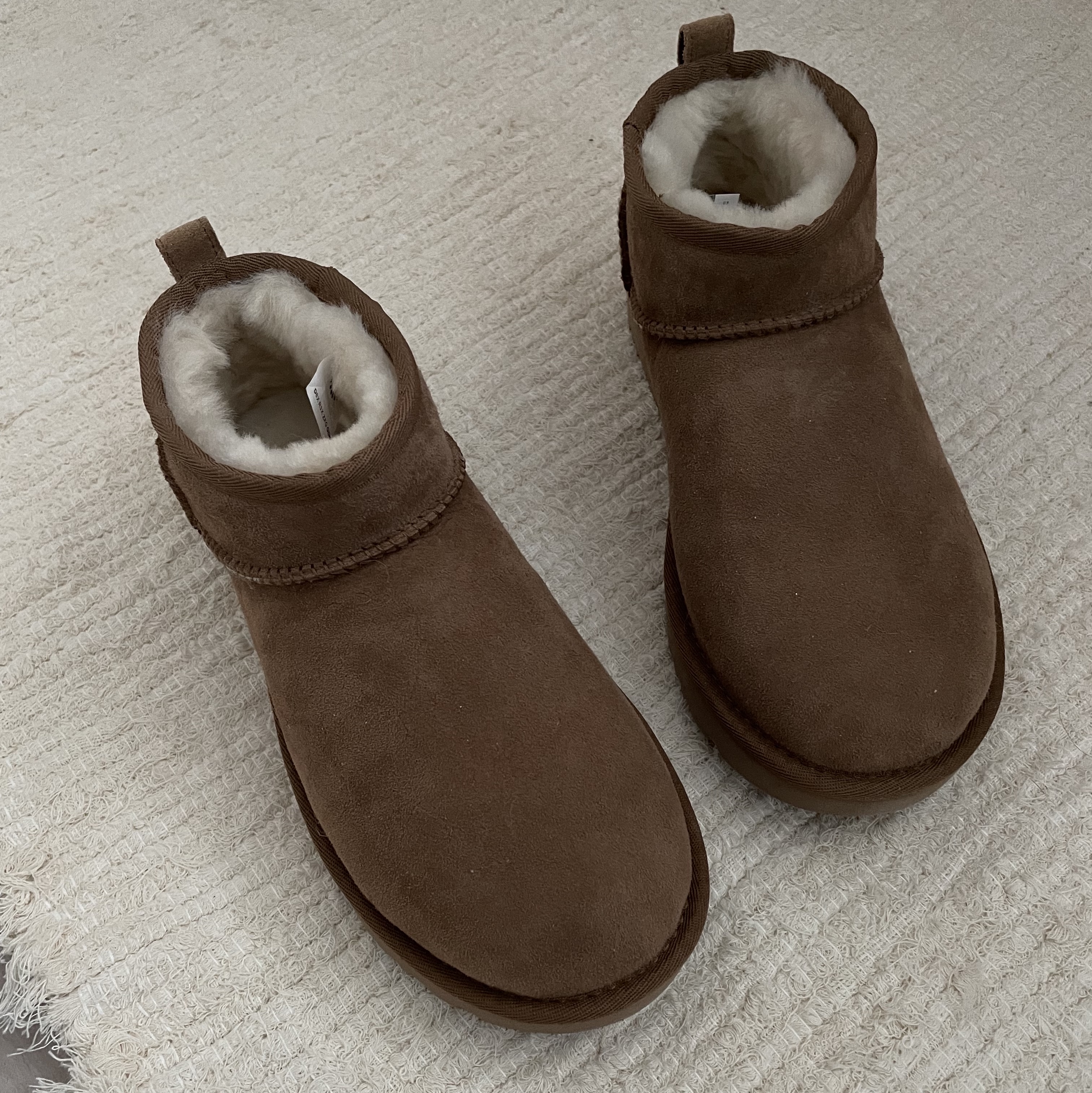 (W) UGG Classic Ultra Mini Boots Chestnut 착용 스타일 - 4