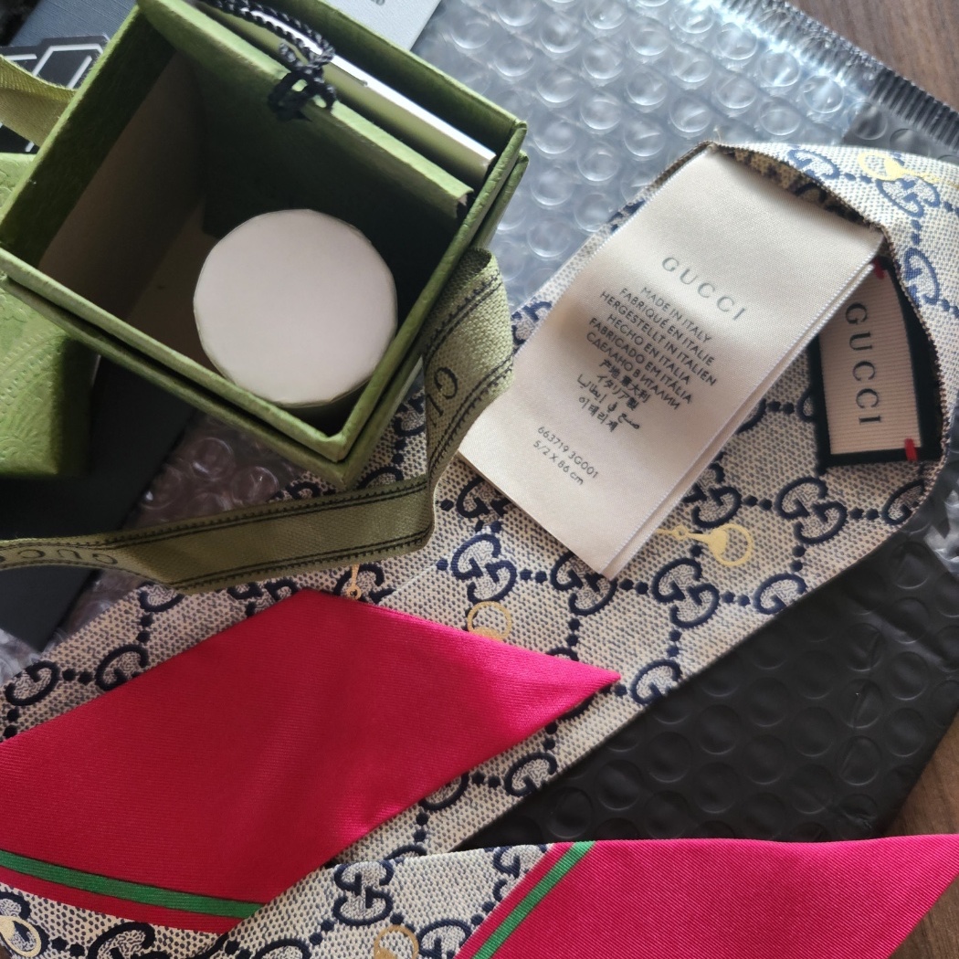 (W) Gucci GG Print Horsebits Silk Neck Bow Beige Blue 착용 스타일 - 2