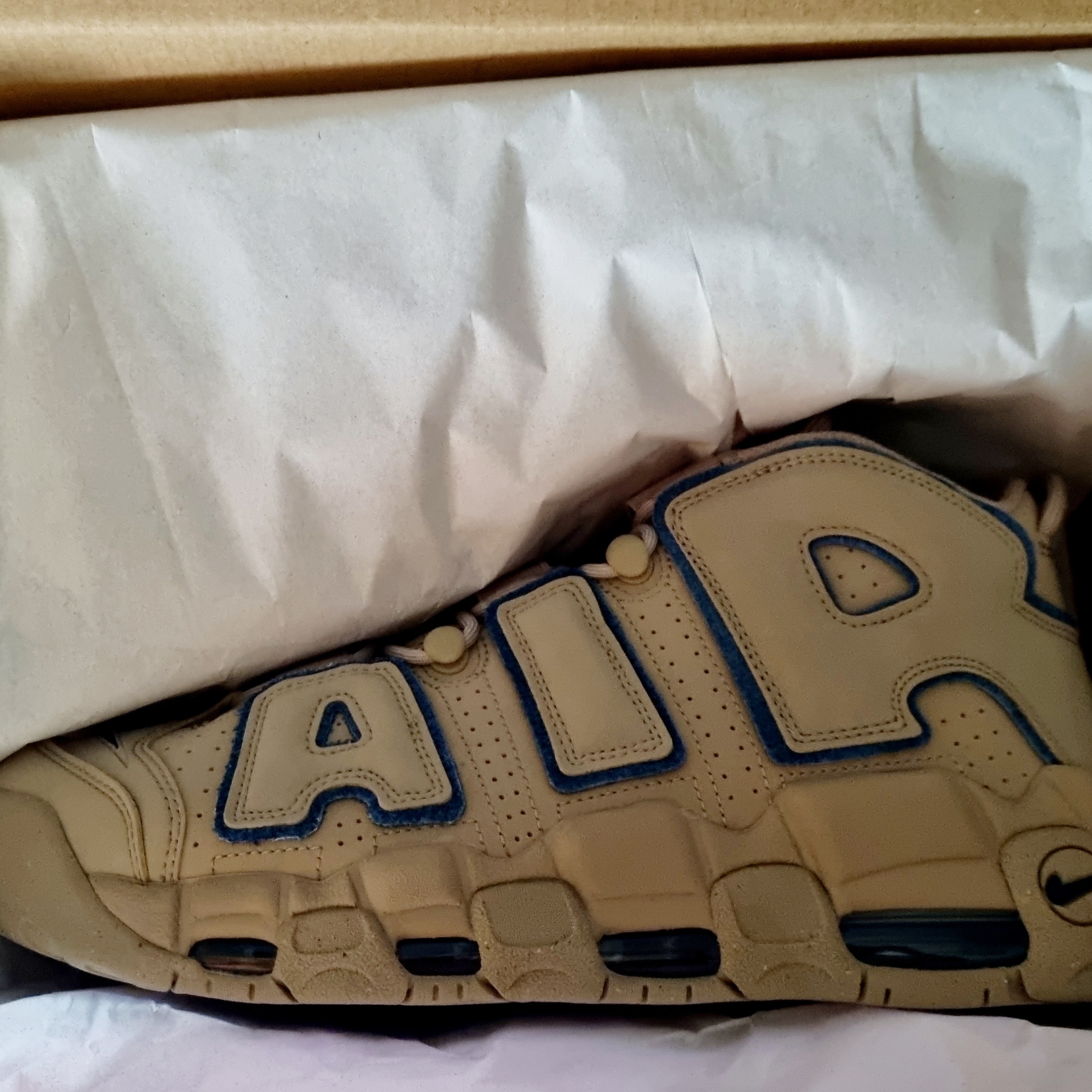 Nike Air More Uptempo Limestone and Valerian Blue 착용 스타일