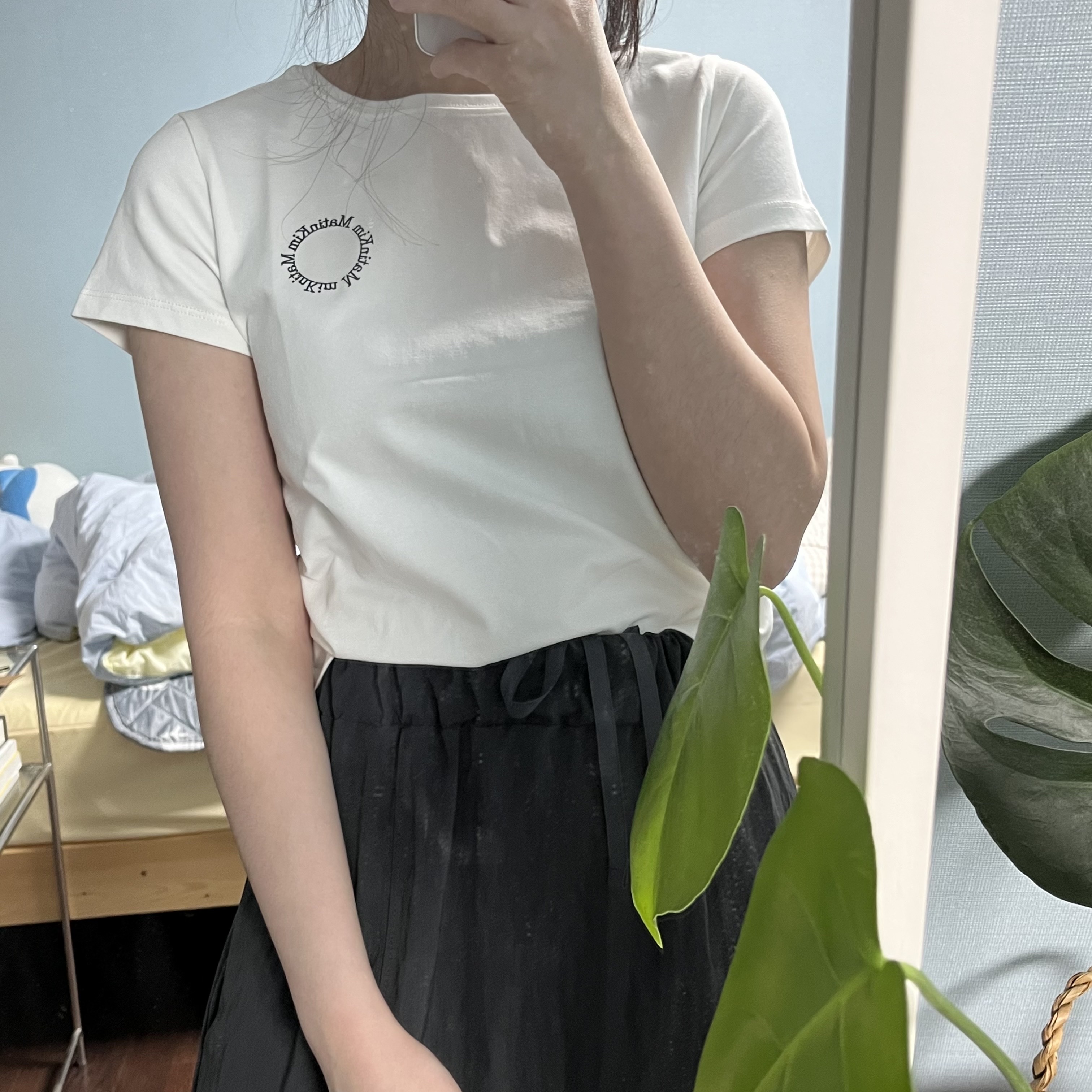 (W) Matin Kim Circle Logo Crop Top White 착용 스타일 - 1