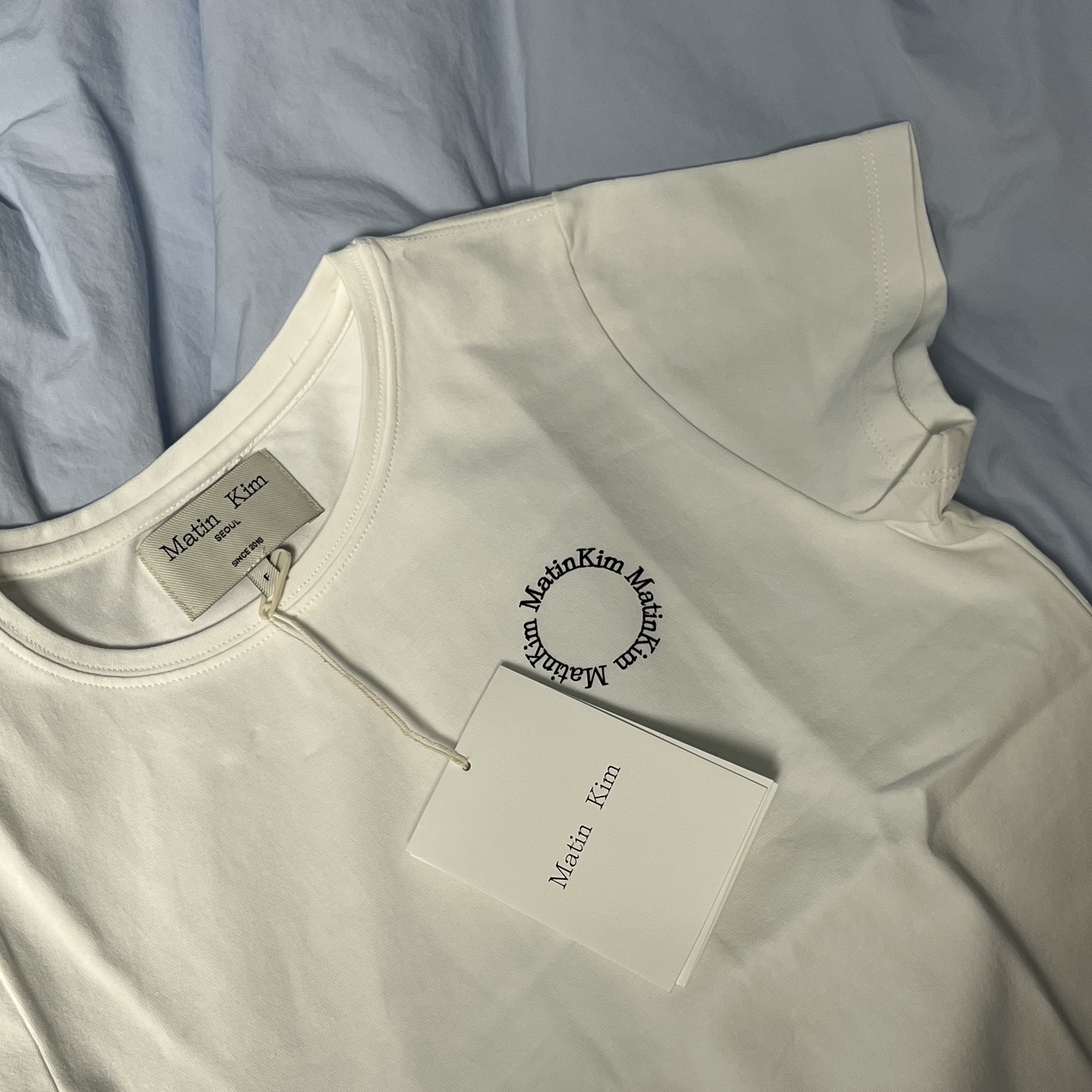 (W) Matin Kim Circle Logo Crop Top White 착용 스타일 - 2