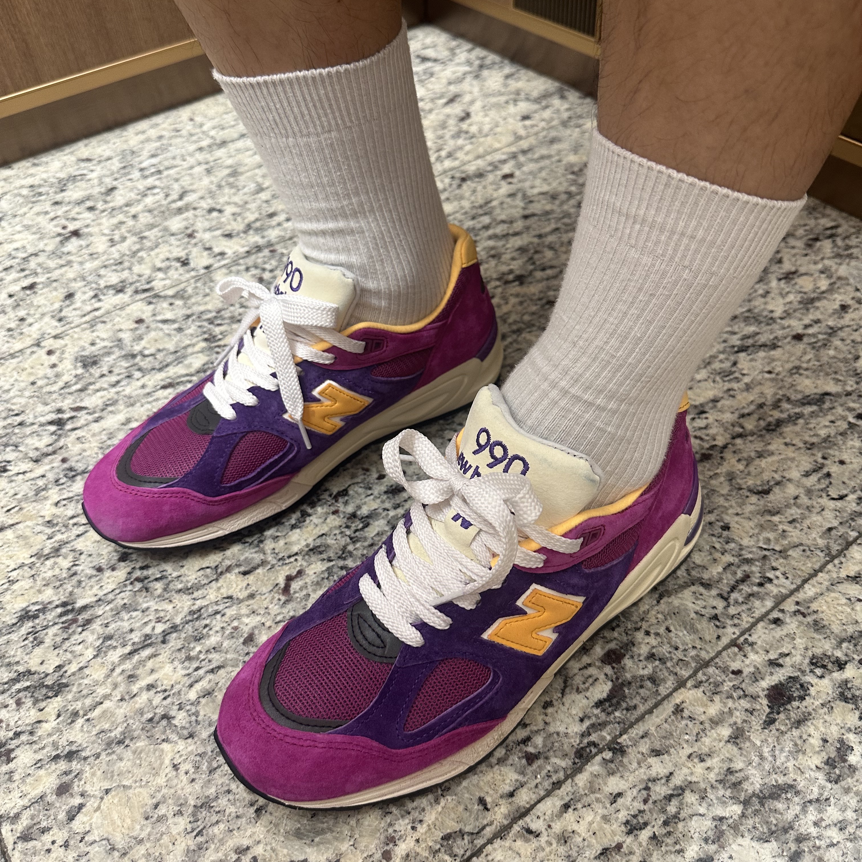 New Balance 990v2 Made in USA Purple Yellow 착용 스타일 - 3