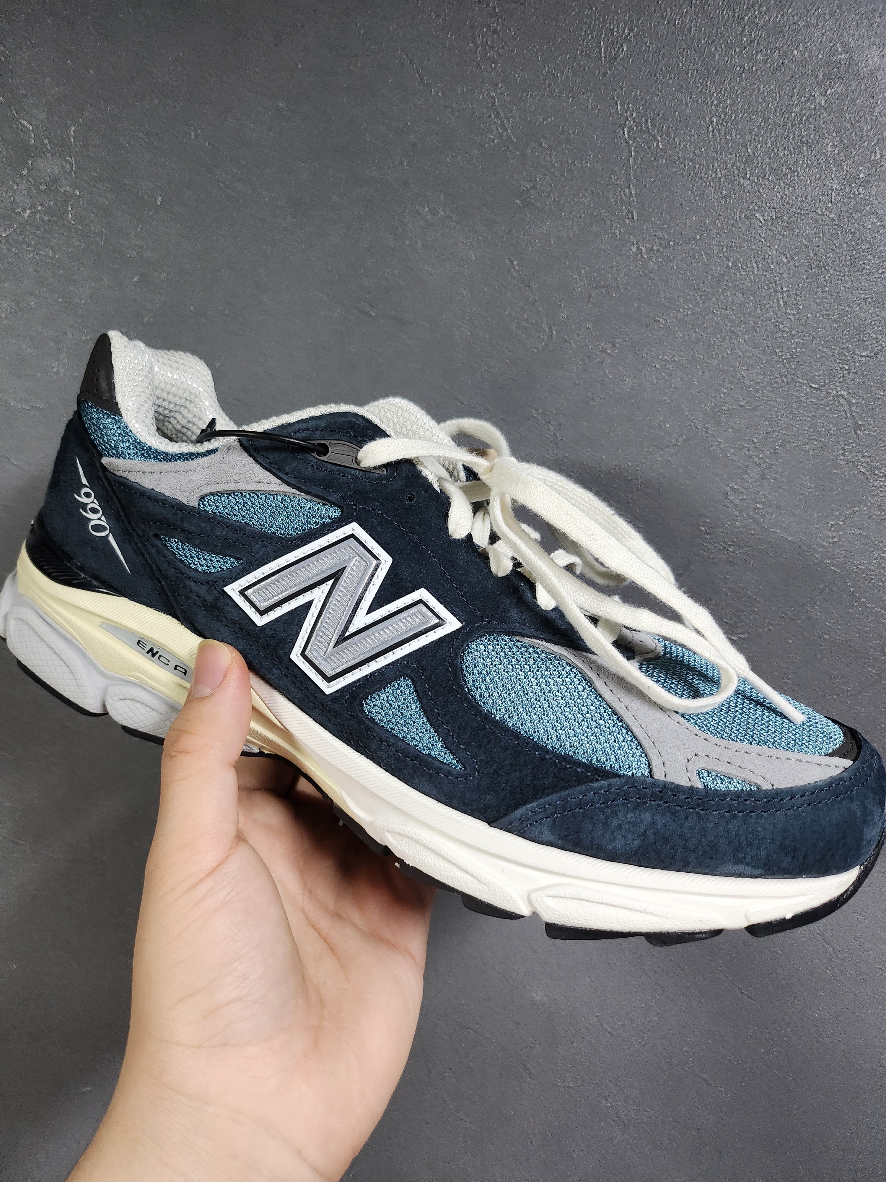 New Balance x Kith 990v3 Made in USA Tornado, New Balance 990v3 Made in USA Marblehead Incense 착용 스타일 - 3