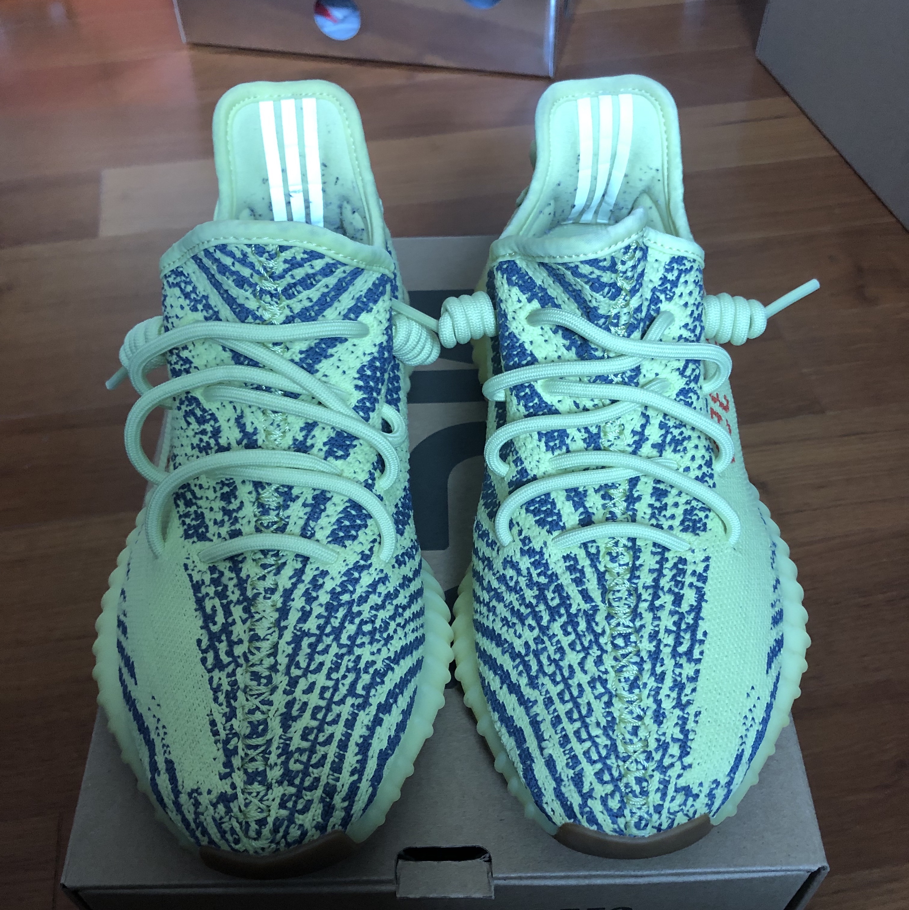 Adidas Yeezy Boost 350 V2 Semi Frozen Yellow 착용 스타일 - 1