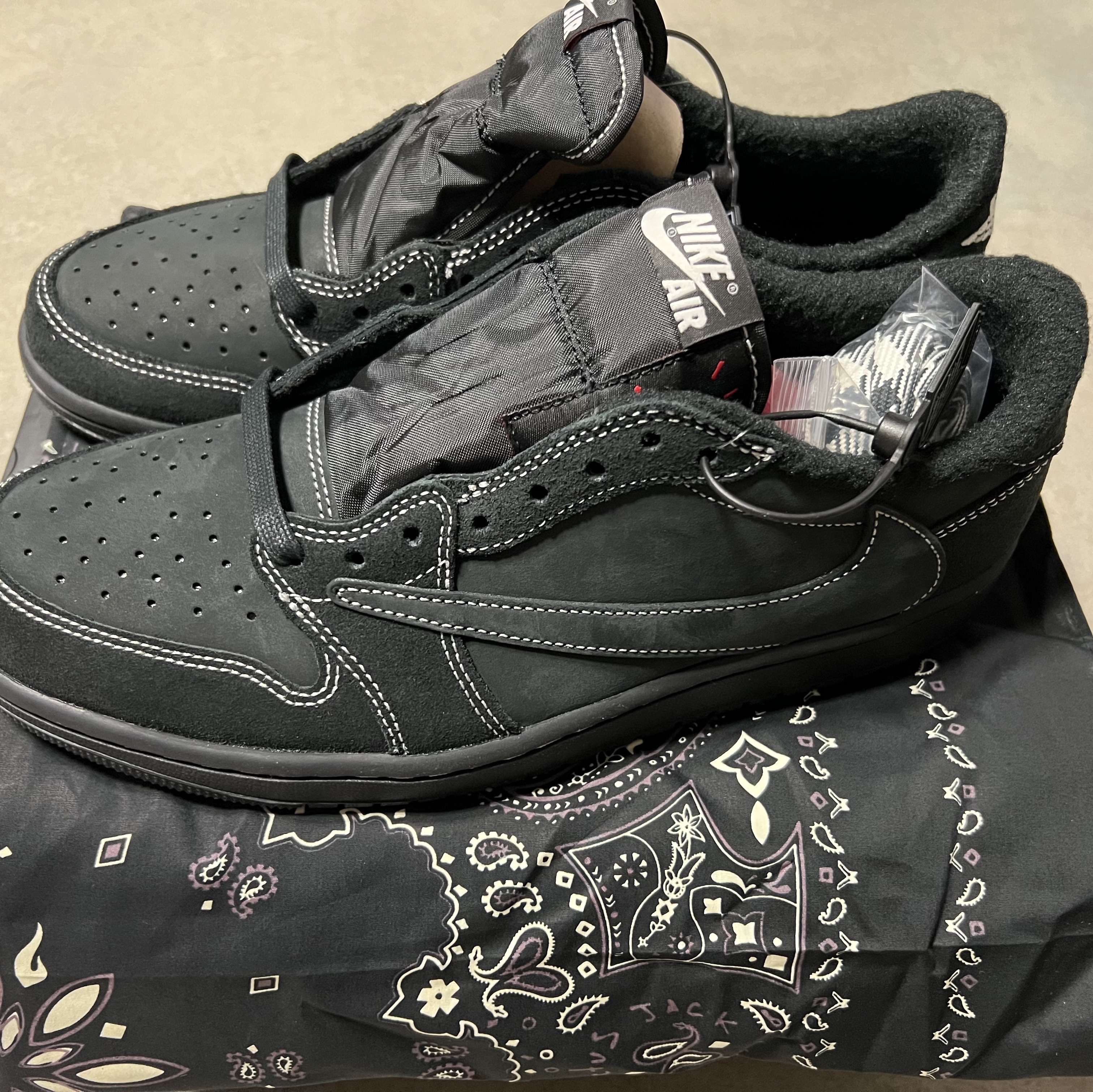 Jordan 1 x Travis Scott Retro Low OG SP Black Phantom 착용 스타일