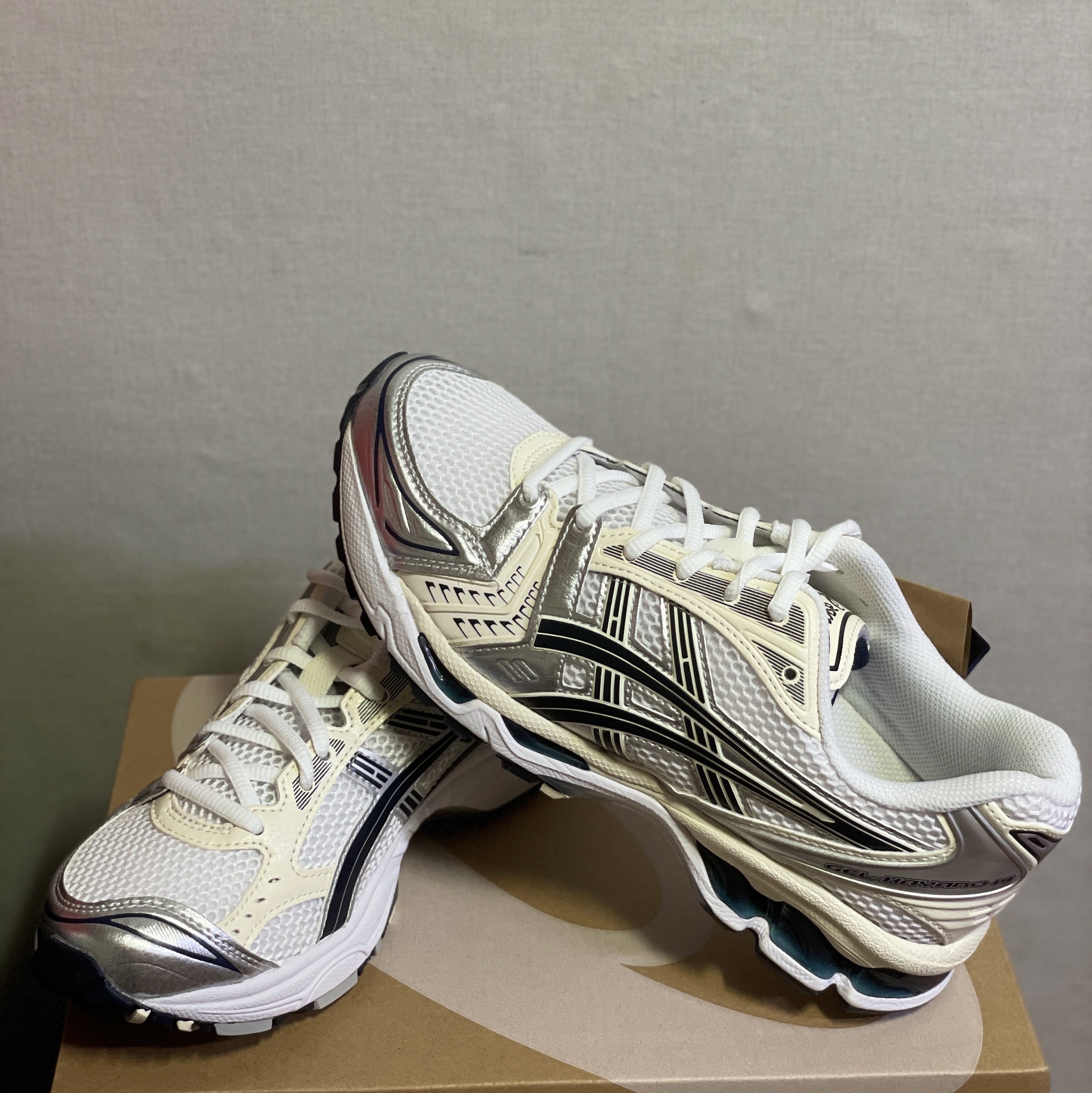 (W) Asics Gel-Kayano 14 White Midnight 착용 스타일 - 2