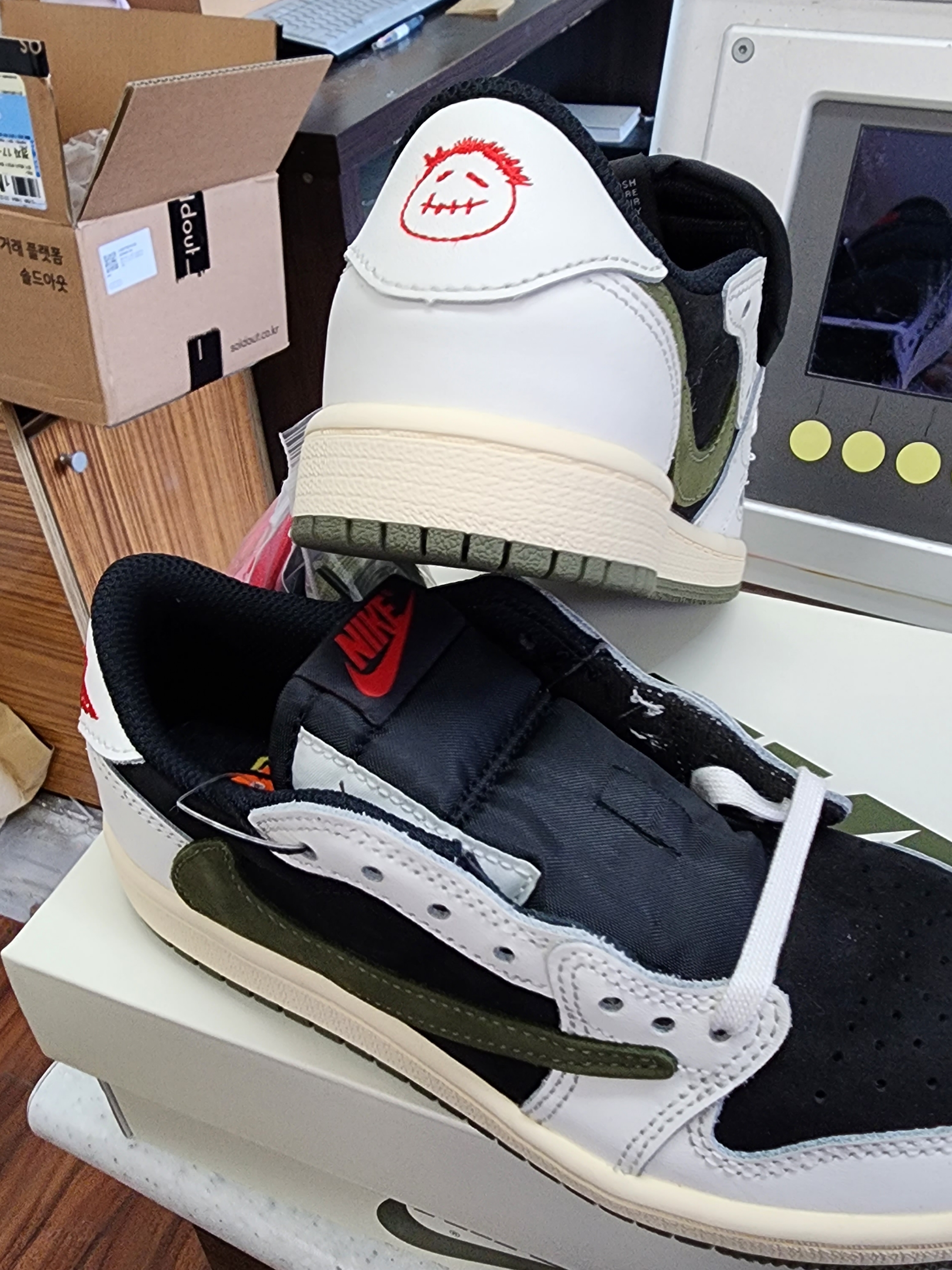 (PS) Jordan 1 x Travis Scott Retro Low OG SP Medium Olive 착용 스타일 - 3