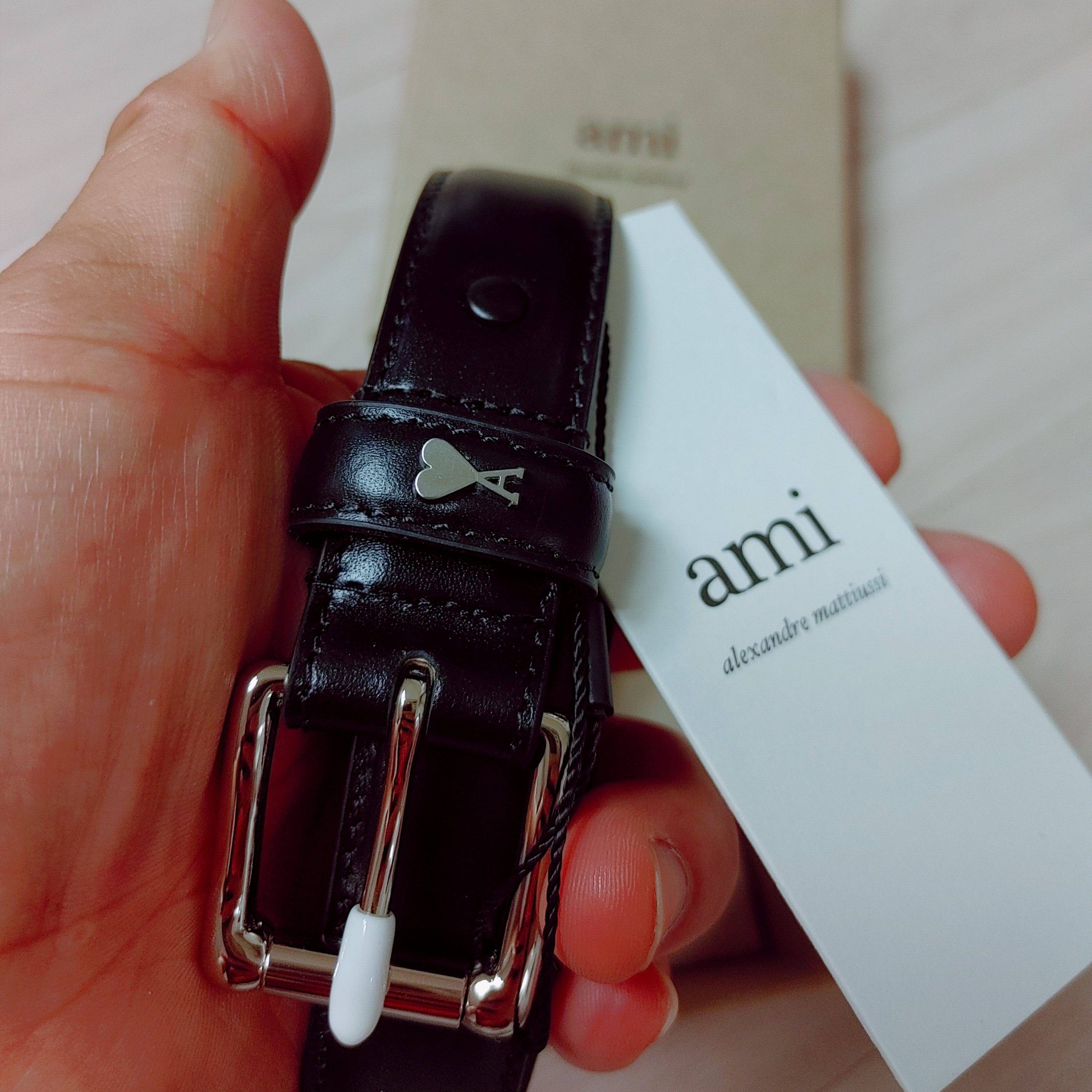 아미 스몰 하트 로고 스무스 레더 벨트 25mm 블랙 착용 스타일 - 3