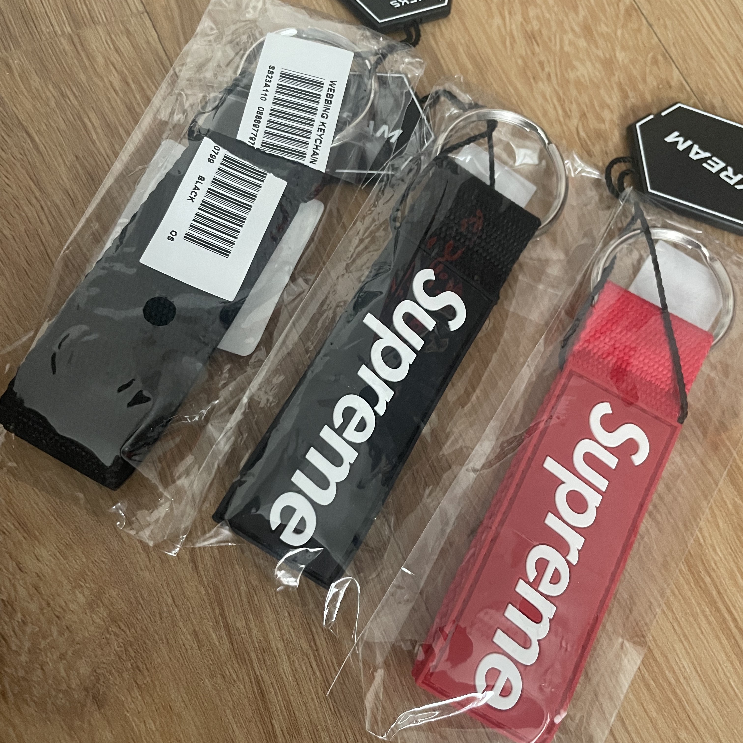 Supreme Webbing Keychain Black - 23SS, Supreme Webbing Keychain Red - 23SS 착용 스타일