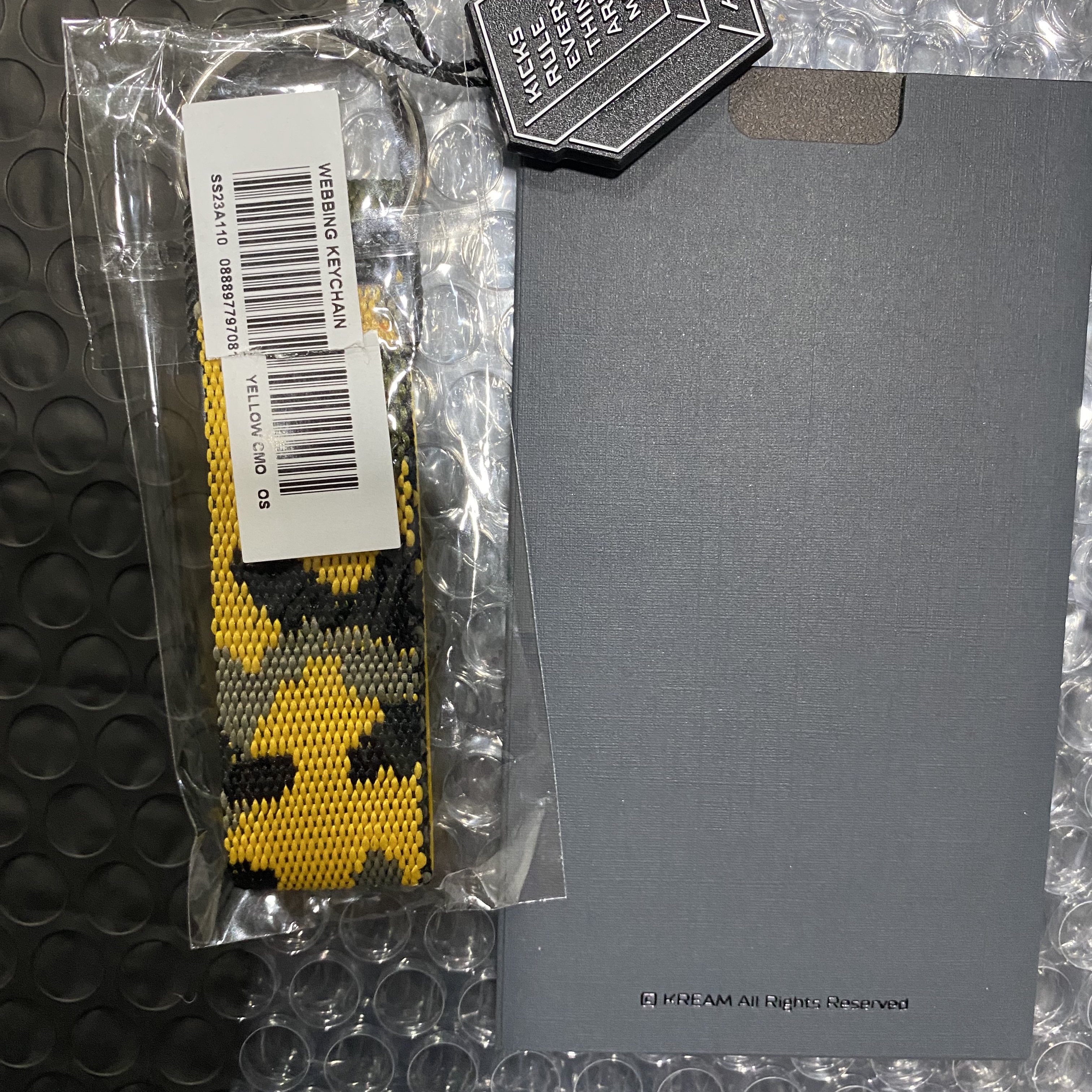 Supreme Webbing Keychain Yellow Camo - 23SS 착용 스타일 - 2