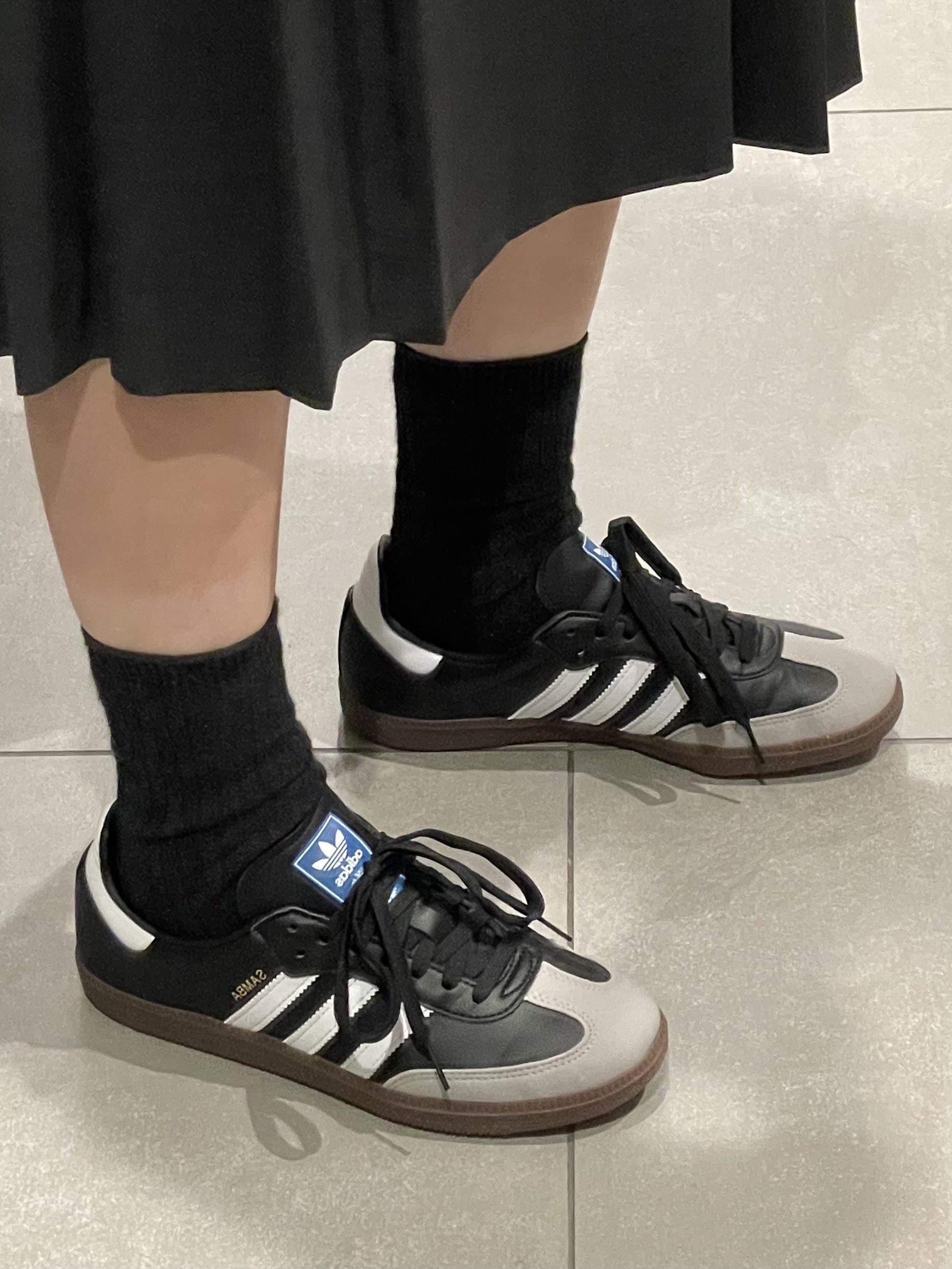 Adidas Samba Vegan Black White 착용 스타일 - 2