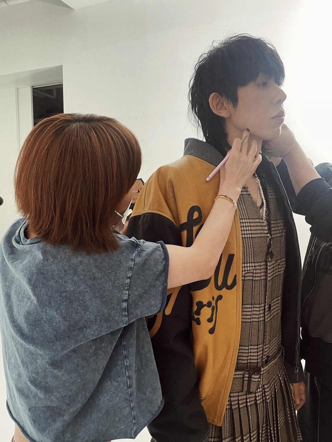 Louis Vuitton Mix Canvas Leather Bomber Marigold 착용 스타일