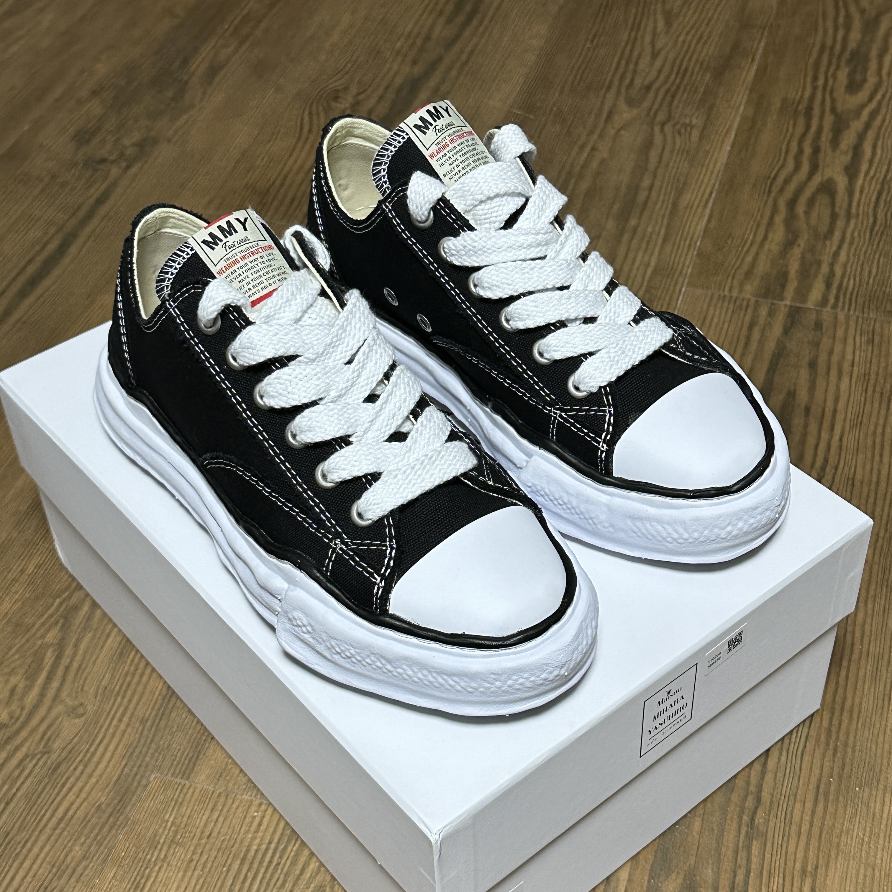 Maison Mihara Yasuhiro Peterson OG Sole Canvas Low Sneakers Black 착용 스타일 - 2