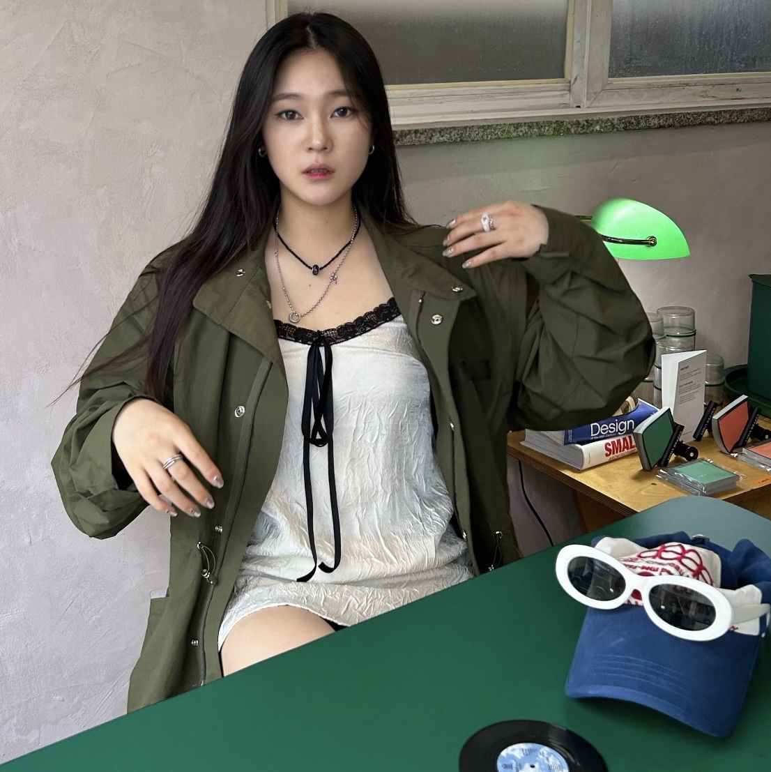 에이이에이이 웹 로고 5 패널 캡 블루 레드 착용 스타일 - 4