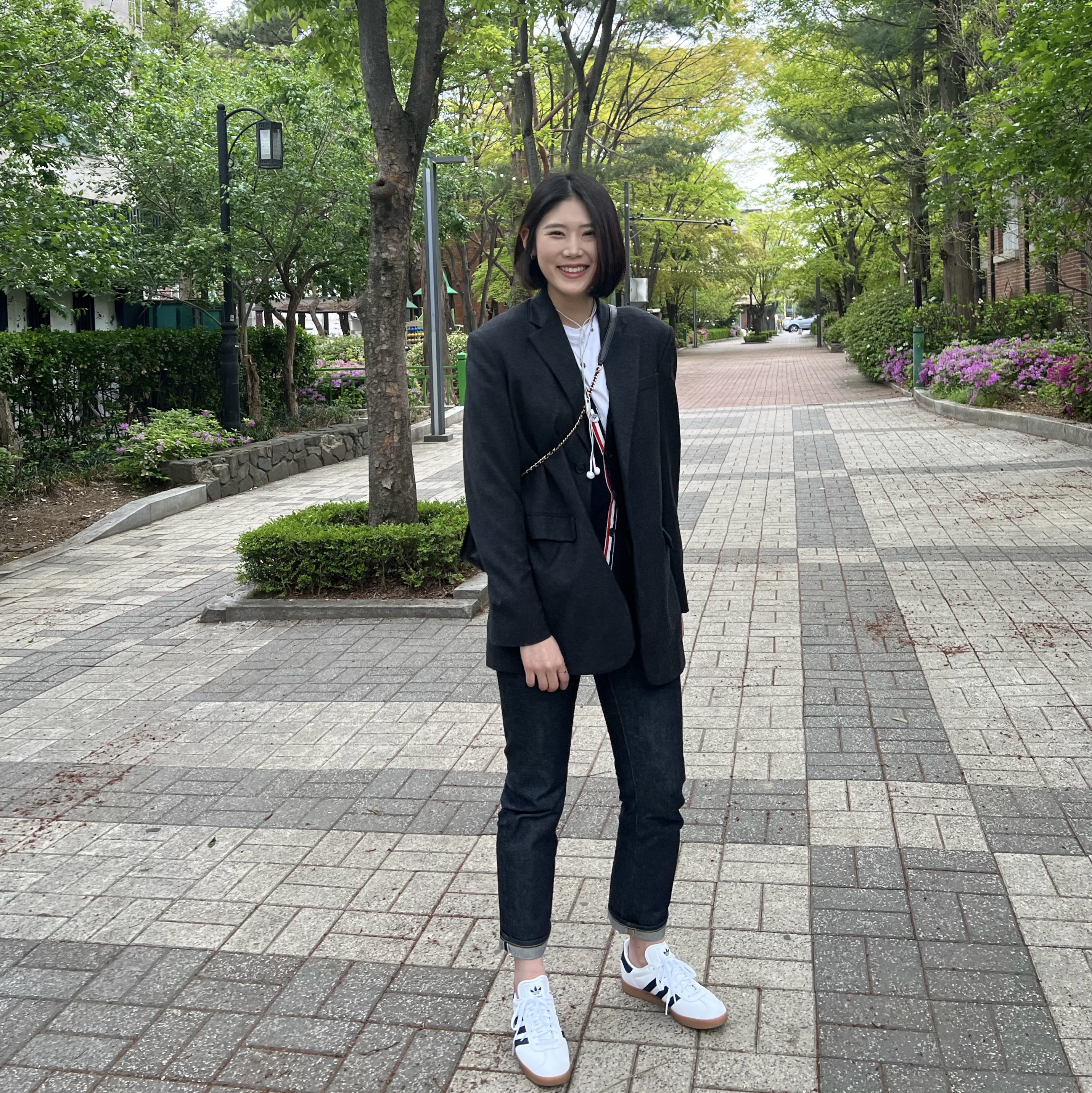 아디다스 가젤 화이트 컬리지에이트 네이비 착용 스타일 - 1