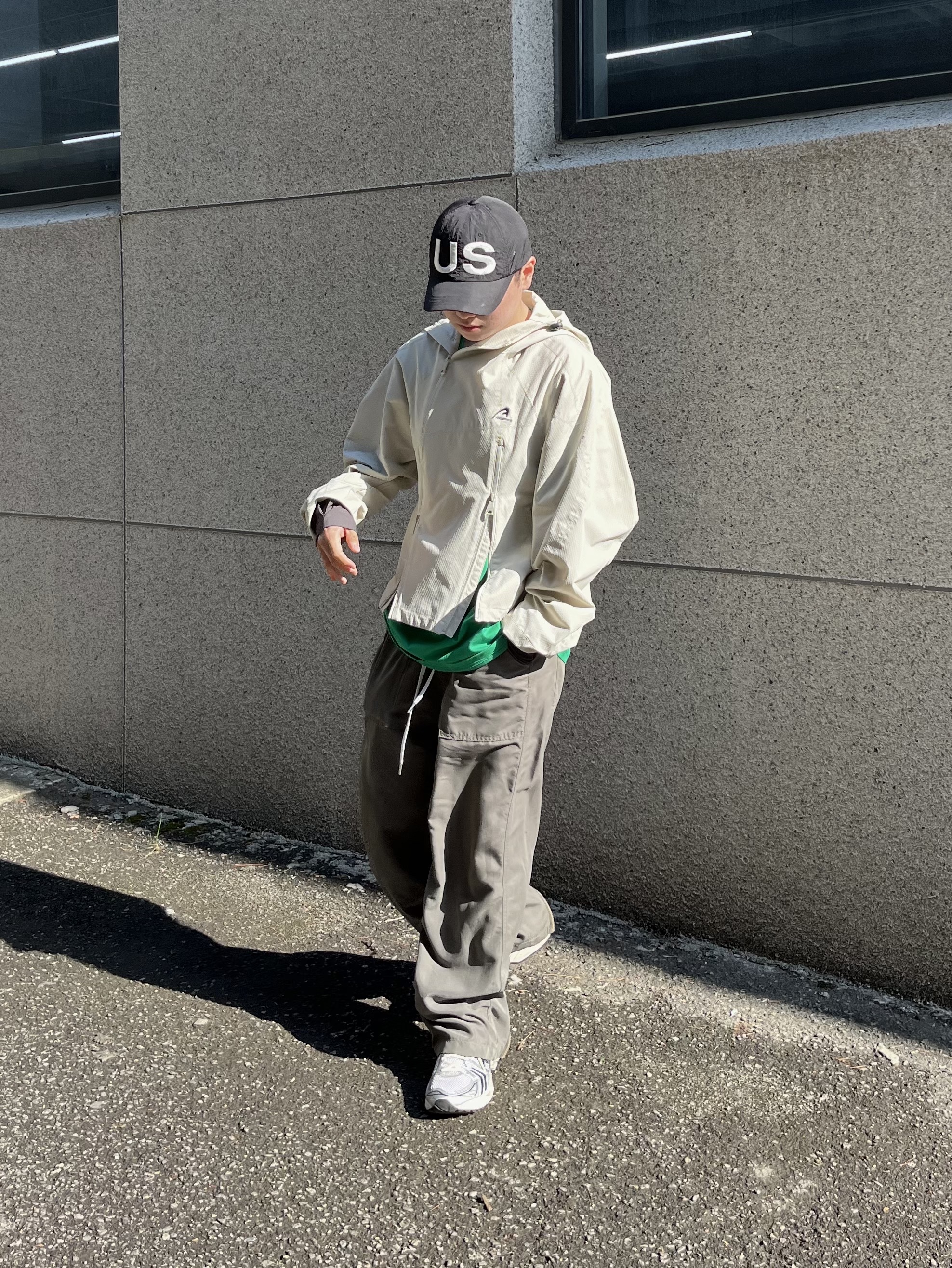 Ader Error Plue Windbreaker Beige, Asics x JJJJound Gel-Kayano 14 Silver Black 착용 스타일 - 1