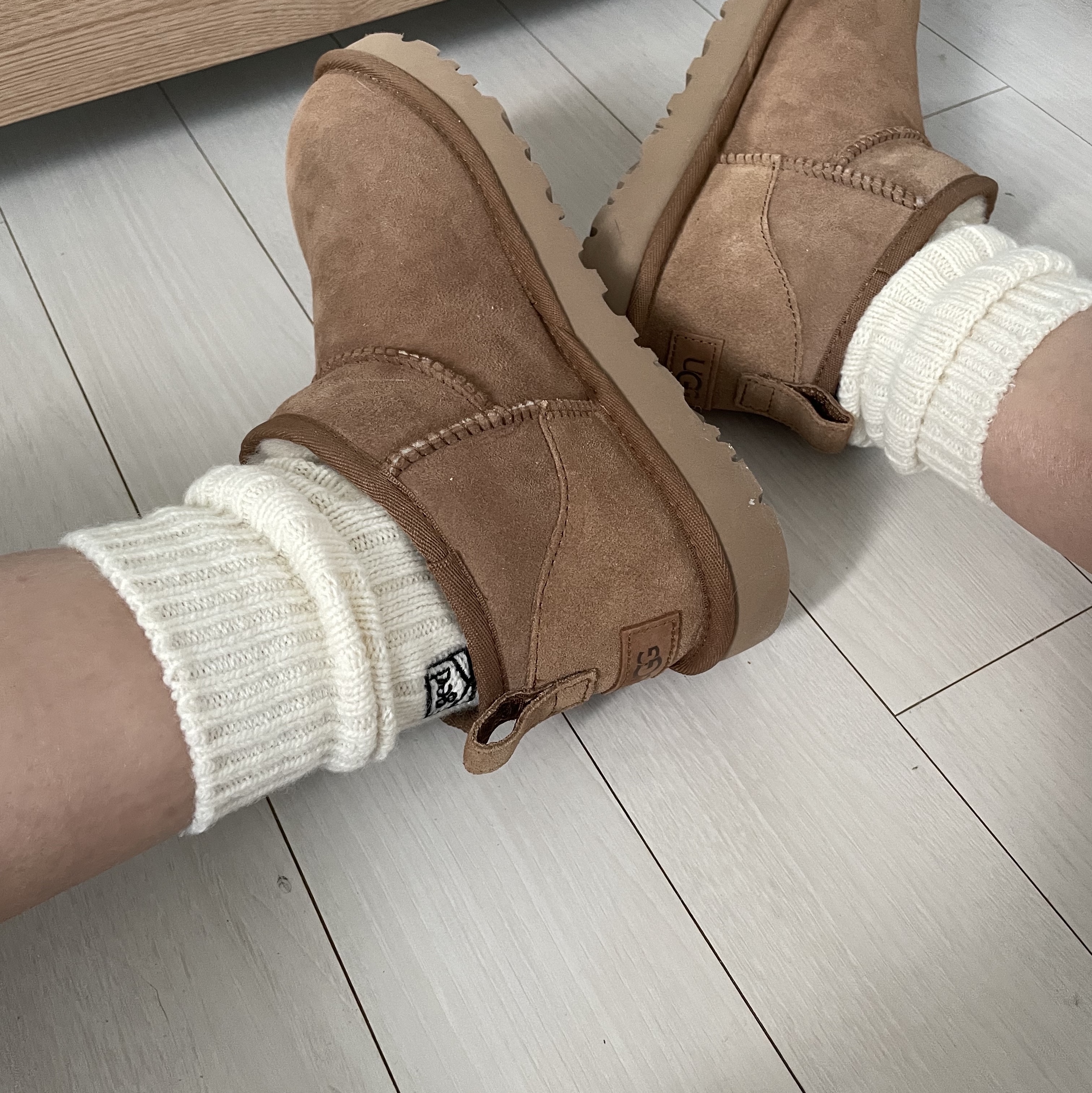 (W) UGG Classic Ultra Mini Boots Chestnut 착용 스타일 - 2